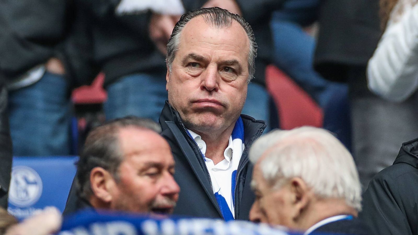 
                <strong>Clemens Tönnies</strong><br>
                Die Saison 2019/20 hatte gerade erst begonnen, da sorgte Schalke-Boss Clemens Tönnies für einen rassistischen Eklat bei einem Auftritt beim Tag des Handwerks in Paderborn im August 2019. Danach distanzierten sich selbst die Fans vom langjährigen S04-Funktionär. Nach einer dreimonatigen, selbst auferlegten Stilllegung all seiner Ämter bei den Gelsenkirchenern, ist Tönnies längst wieder an den Schalthebeln der Macht. Selbst die erneut enttäuschende Saison der Schalker ist rund um das Ende der Spielzeit in den Hintergrund gerückt, seit bekannt wurde, dass in Tönnies' Fleisch-Imperium hunderte Arbeiter mit dem Corona-Virus infiziert wurden. Spätestens seit dem Bekanntwerden der Corona-Pandemie bei den Tönnies-Werken, ist der Großunternehmer für viele Schalker Fans damit auch nicht mehr als Vereins-Boss tragbar. Zumal der Klub zuletzt auch noch in die Negativ-Schlagzeilen geriet, weil sich Schalke von 24 langjährigen Fahrdienst-Mitarbeitern trennte, die die Talente des Klubs zum Training bzw. wieder nachhause transportierten. Unter den gekündigten Mitarbeitern seien Rentner und Schwerbehinderte gewesen, die für einen Stundenlohn von etwa zehn Euro gearbeitet hätten. 
              