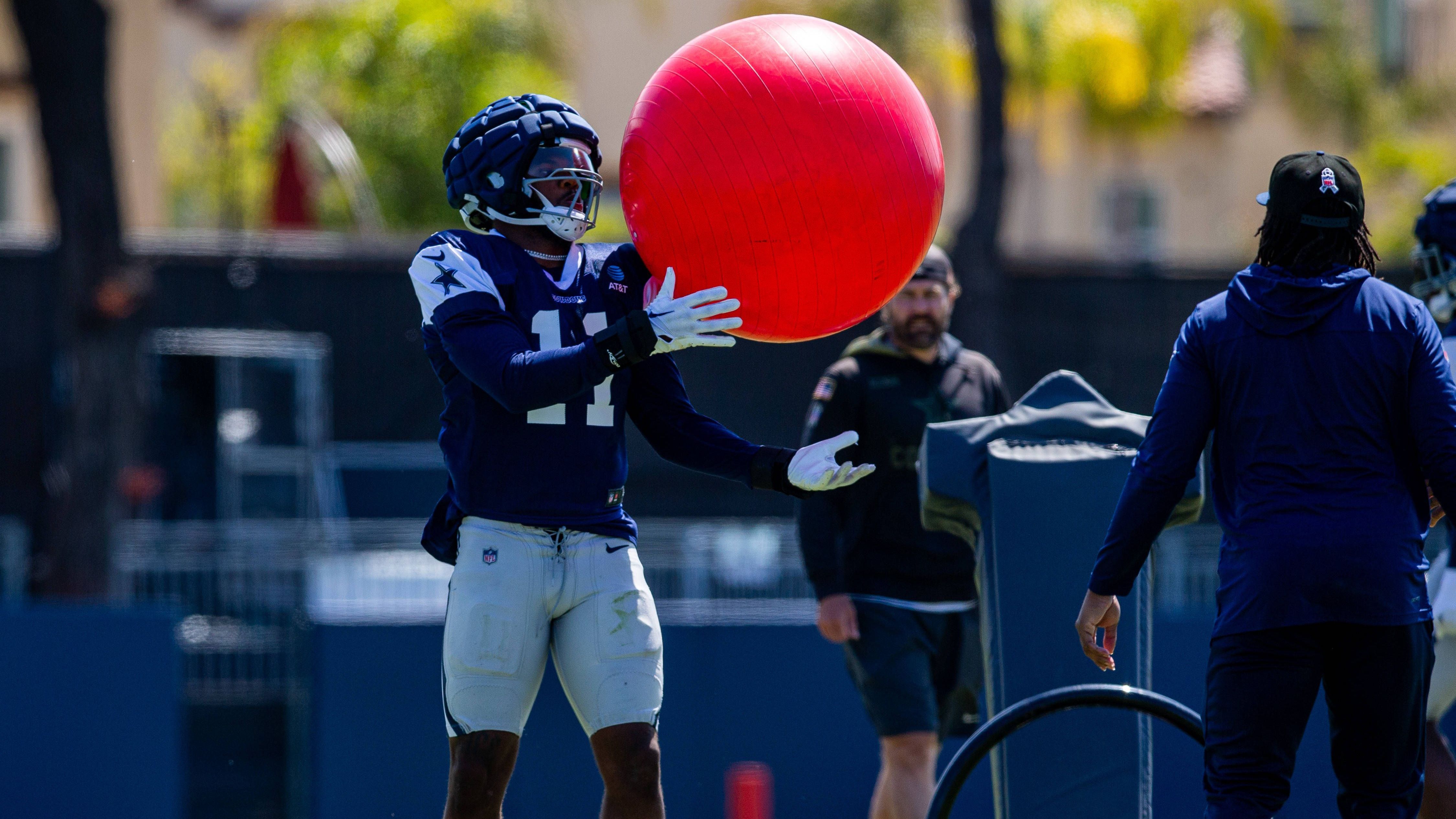 <strong>Defensive Player of the Year</strong> <br>(Vorjahressieger: Nick Bosa, Defensive End, San Francisco 49ers)<br><br>Micah Parsons (Bild) hat in der Offseason den Übergang vom Linebacker zum Defensive End bei den Dallas Cowboys hingelegt, um in Zukunft noch vielseitiger eingesetzt werden zu können. Dazu hat der 24-Jährige auch einiges an Muskelmasse draufgepackt und will 2023 seine 13,5 Sacks aus der Vorsaison pulverisieren. Die beiden Defensive Ends Myles Garett von den Browns und T. J. Watt von den Steelers sind außerdem Top-Kandidaten.