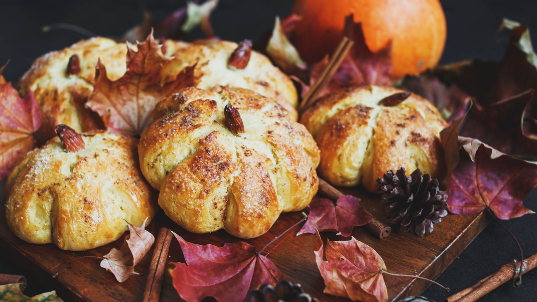 Mit diesen leckeren Kürbis-Brötchen mit Hokkaido-Kürbis kannst du deine Liebsten bereits morgens verwöhnen.