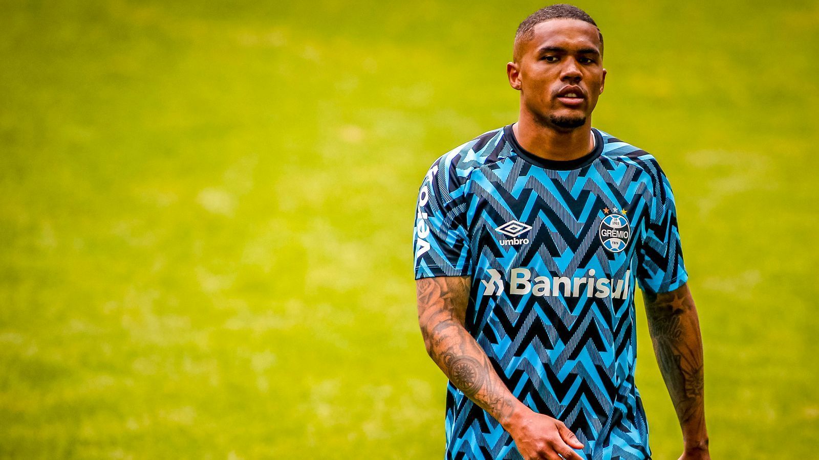 
                <strong>Douglas Costa (Gremio Porto Alegre/Brasilien)</strong><br>
                Für eine Rückkehr nach Brasilien hat auch der Ex-Bayern-Profi Douglas Costa die finanziellen Aspekte klar in den Hintergrund gerückt. "Er machte enorme finanzielle Zugeständnisse gegenüber dem, was er in Europa bekommt. Wir haben unser Angebot ein wenig verbessert und sind uns daher sehr nahe gekommen", bestätigte Gremio Porto Alegres Vizepräsident Marcos Hermann anlässlich der Costa-Verpflichtung bei "Globesporte". In Europa kickte der 31-Jähirge unter anderem noch für Juventus Turin oder Schachtjor Donetsk. Costas Vertrag läuft zunächst bis 2022, er ist offiziell von Juve ausgeliehen. Sollten die Turiner die Option verstreichen lassen, den Kontrakt mit dem Flügelflitzer zu verlängern, verlängert sich stattdessen sein Arbeitspapier bei Gremio automatisch bis Ende 2023.
              