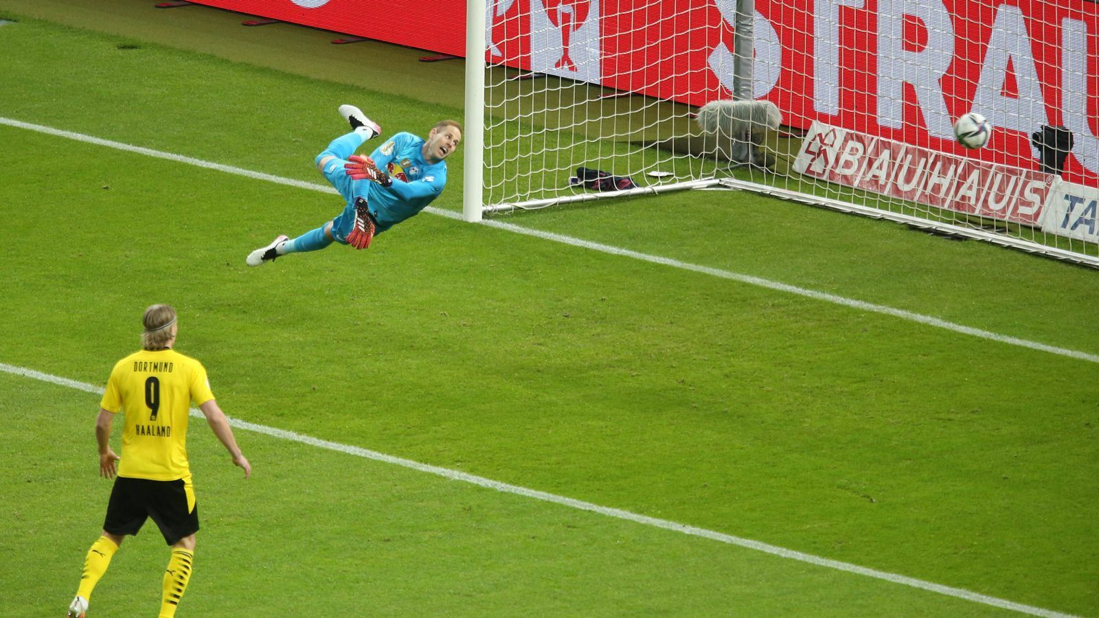 
                <strong>Peter Gulacsi</strong><br>
                Die ärmste Sau bei Leipzig. Bei allen drei Gegentoren in der ersten Halbzeit absolut machtlos und von seinen Vorderleuten im Stich gelassen. Auch bei Haalands krummen Schuss zum 1:4 ohne Chance. Fünf Schüsse kamen auf sein Tor, viermal war der Ball drin. Kurz vor Schluss rettet er stark gegen den zu verspielten Sancho. ran-Note: 3
              