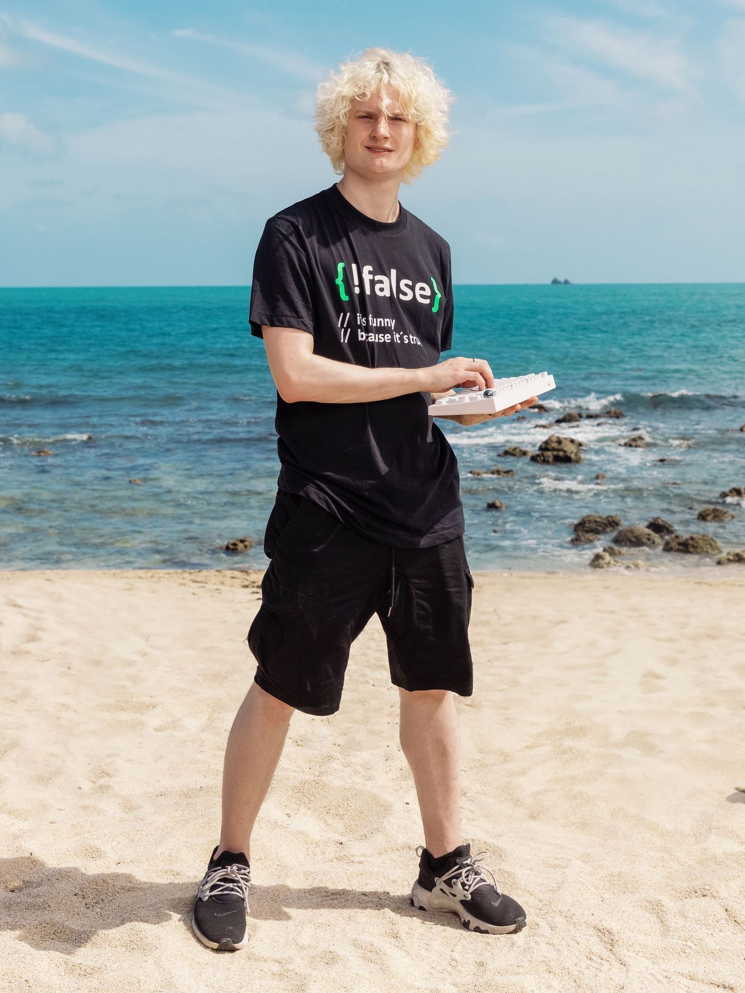 Collin zeigt sich zwar selbstbewusst in der Show, ist jedoch in Modefragen unsicher - gut, dass Designer Thomas Rath hilft, seinen lässigen und modernen Look zu perfektionieren, ohne ihm seine Lieblingsfarbe Schwarz zu nehmen.