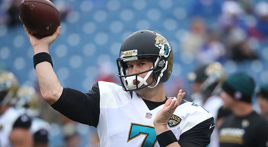 
                <strong>Chad Henne (Jacksonville Jaguars)</strong><br>
                Einmal abknien, bitte! So lautete kurz zusammengefasst der Auftrag für Chad Henne in der Saison 2016. Beim 19:26 seiner Jacksonville Jaguars gegen die Detroit Lions durfte der Backup von Blake Bortles kurz vor der Pause aufs Feld. Dieser Einsatz war der NFL exakt 35,28 US-Dollar wert. Klingt nach leicht verdientem Geld.
              