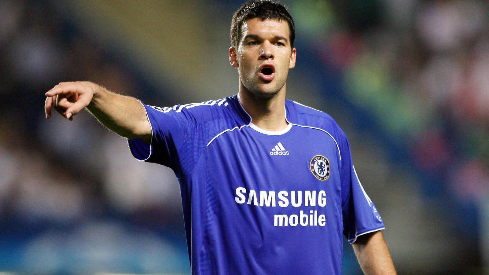 
                <strong>Platz 8 (geteilt): Michael Ballack </strong><br>
                Michael Ballack ist der am längsten zurückliegende ablösefreie Transfer der Top-15 und dementsprechend unter Berücksichtigung der Inflation etwas anders zu bewerten. Im Jahr 2006, noch vor der Heim-WM, unterschrieb Ballack nach einem letztlich zurückgezogenen Vertragsangebot des FC Bayern ablösefrei beim FC Chelsea. Naturgemäß war Uli Hoeneß, damals Manager des FCB, nicht einverstanden, der Vorwurf der Geldgier stand im Raum. Ballack jedenfalls war 2006 satte 35 Millionen Euro wert und gehörte damit zu den wertvollsten Spielern der Welt.
              