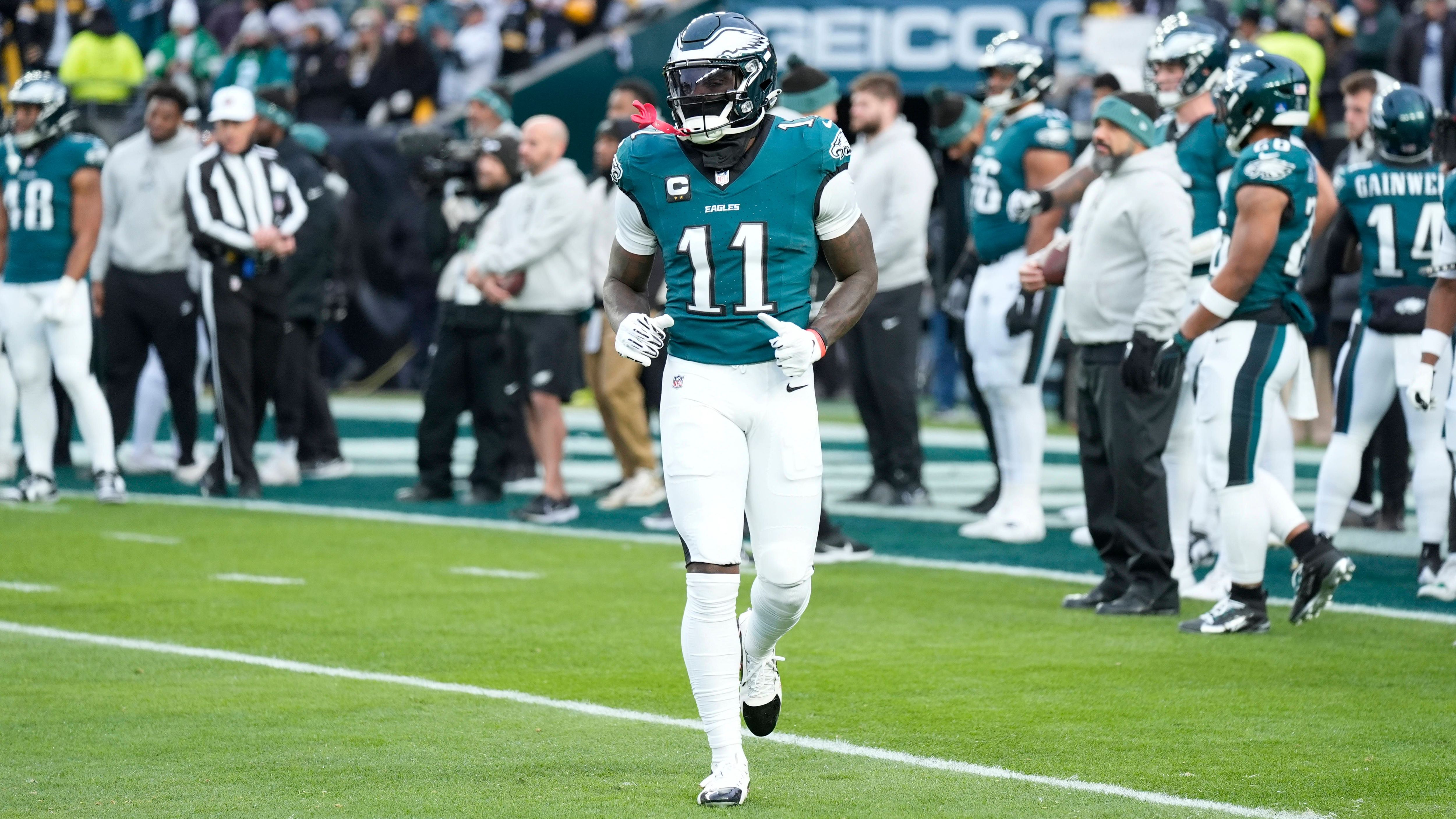 <strong>A.J. Brown (Philadelphia Eagles, 7.026 Yards)</strong><br>Bei Brown ist es ähnlich wie bei Jefferson – nur dass Jefferson statistisch noch stärker herausragt. Dennoch überzeugt Brown mit über 1.300 Yards pro Saison und gilt mit 28 Jahren weiterhin als relativ jung. In sechs Spielzeiten blieb er lediglich einmal unter der 1.000-Yard-Marke.