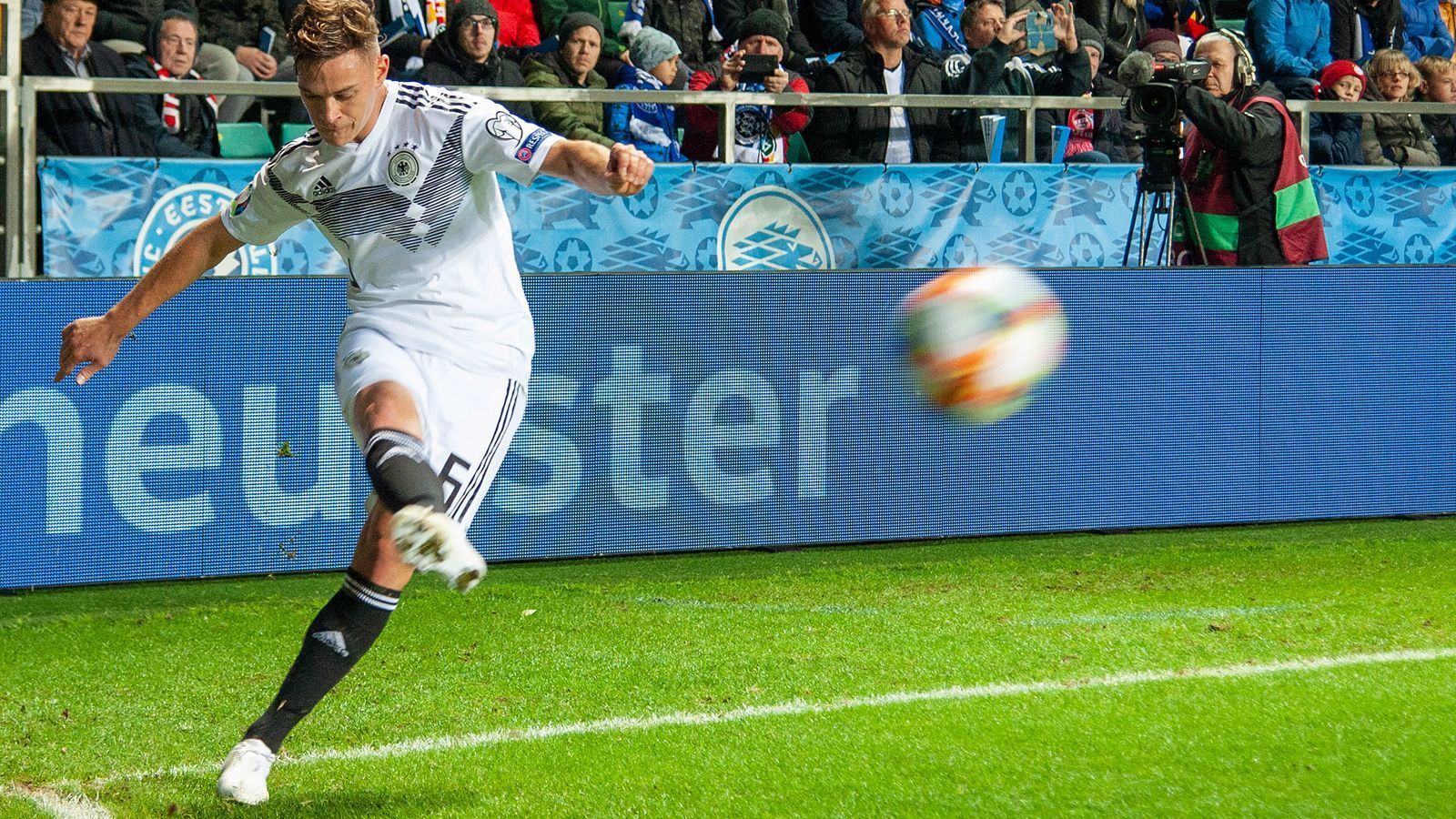 
                <strong>Joshua Kimmich</strong><br>
                Zu Beginn auf der Sechs eigentlich der Taktgeber der DFB-Elf mit den meisten Ballkontakten. Rückt nach Cans Platzverweis in die Innenverteidigung. Versucht mit seinem Kampfgeist, dem Spiel eine positive Wendung zu geben. In der 41. Minute mit einem sehenswerten Chipball über die Sechserkette der Esten, den Havertz jedoch nicht erreicht. Einer der engagiertesten in einer schwächelnden DFB-Elf. Für eine Zwei reicht es dennoch nicht. ran-Note: 3
              