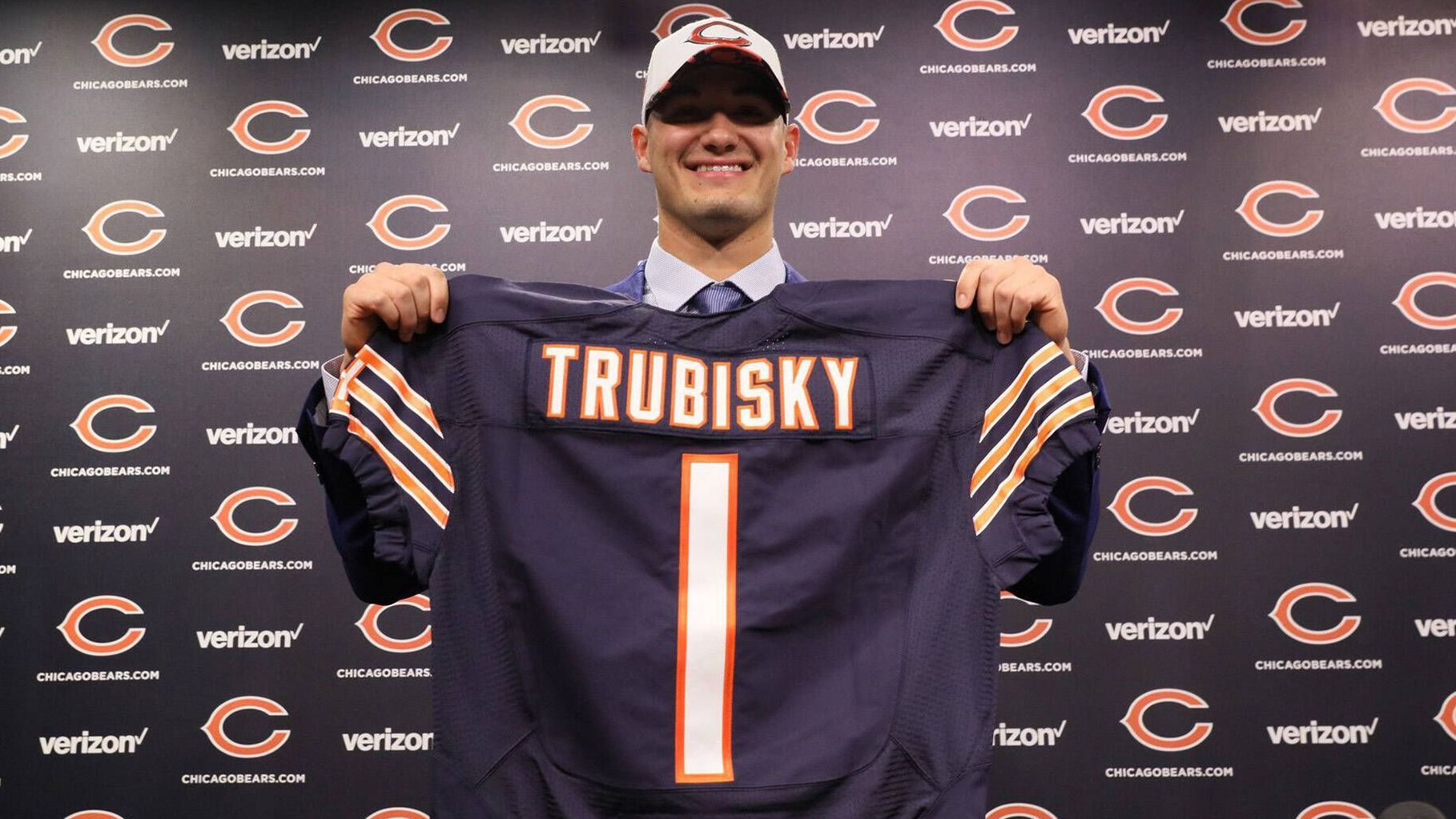 <strong>Platz 24: Mitchel Trubisky</strong><br>Als zweiter Spieler ging Trubisky 2017 vom Board. Dementsprechend kam er mit großen Erwartungen zu den Chicago Bears. Diese konnte er nicht erfüllen. Zwar hatte der QB nicht das beste Team um sich, traf in der Vergangenheit jedoch oftmals die falschen Entscheidungen. Einziger Trost: 2018 schaffte es der heute 29-Jährige in den Pro Bowl und die Playoffs. Das Ende: Der ominöse "Double-Doink".
