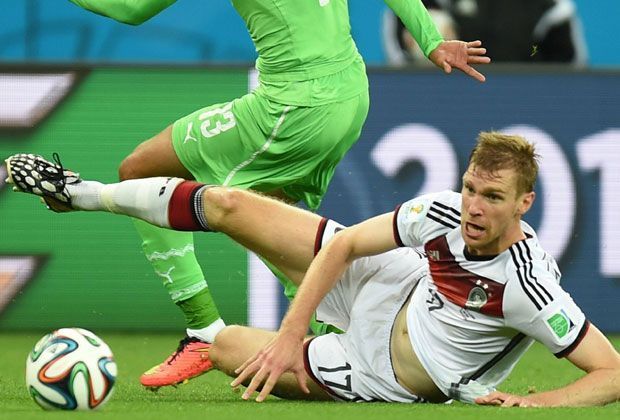 
                <strong>Per Mertesacker</strong><br>
                "Wat woll'n se denn eigentlich?" (auf Kritik am knappen Achtelfinalsieg gegen Algerien)
              