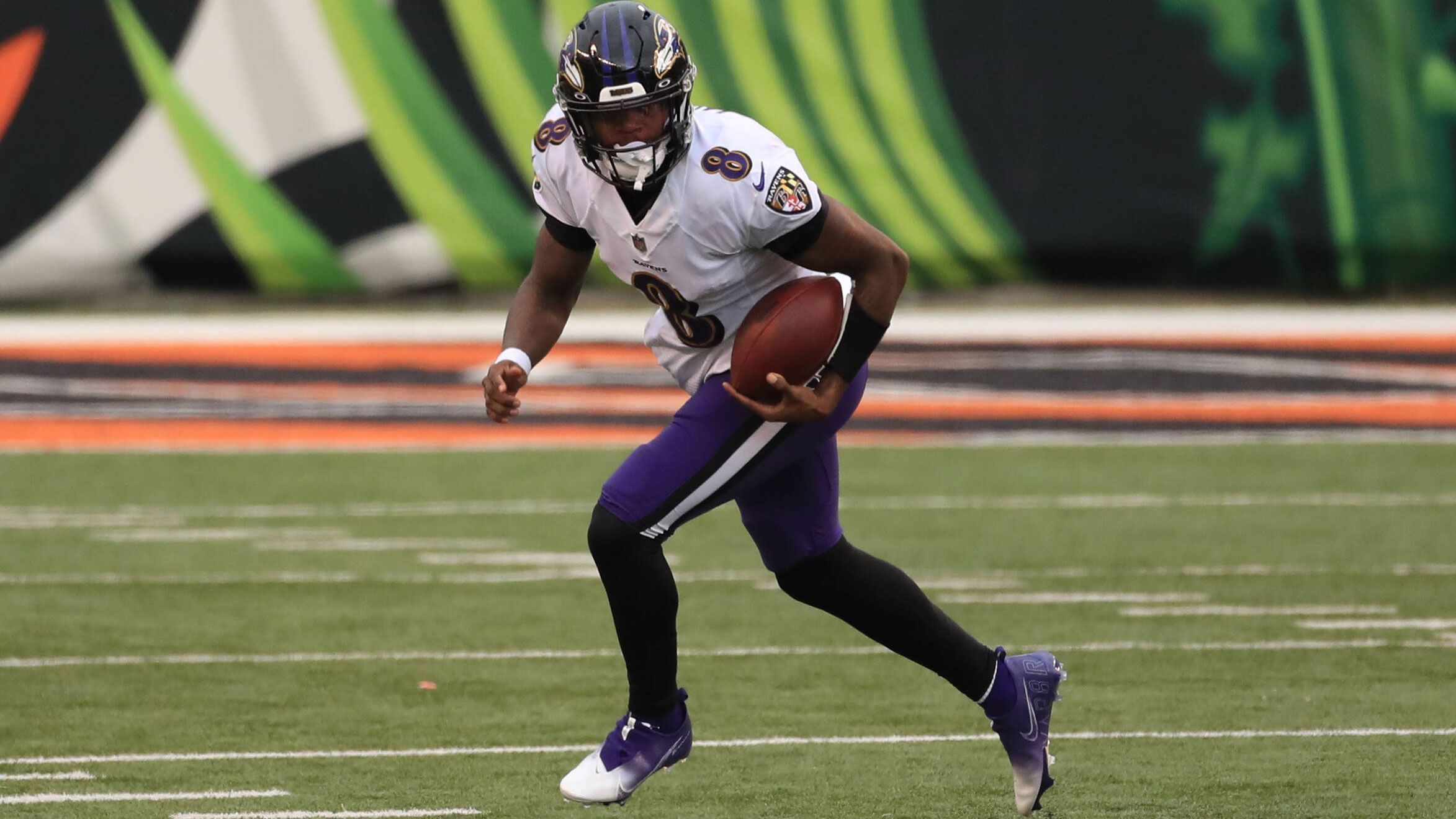 
                <strong>Platz 2: Lamar Jackson (Quarterback, Baltimore Ravens)</strong><br>
                Quarterback Lamar Jackson war 2019 auf Platz 1 der explosivsten Spieler in der NFL. 2020 reicht es "nur" für Platz 2. Von allen Quarterbacks lief Jackson mit 1.005 Rushing Yards mal wieder am meisten.&#x2022; <strong><strong>Läufe über 10 Yards und mehr:</strong> 32 -</strong><br>&#x2022; <strong><strong>Läufe mit 24+ km/h:</strong> 85 -</strong><br>&#x2022; <strong>Läufe 24+ km/h prozentual: 53,5%</strong><br>
              