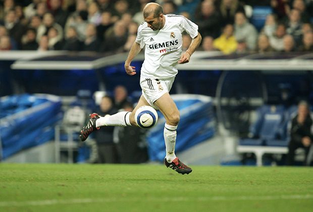 
                <strong>Zinedine Zidane</strong><br>
                Man war sich nie sicher, wer das Zusammenspiel mehr genießt: Der Franzose oder der Ball? Gehört in jede Top-Elf dieser Welt!
              