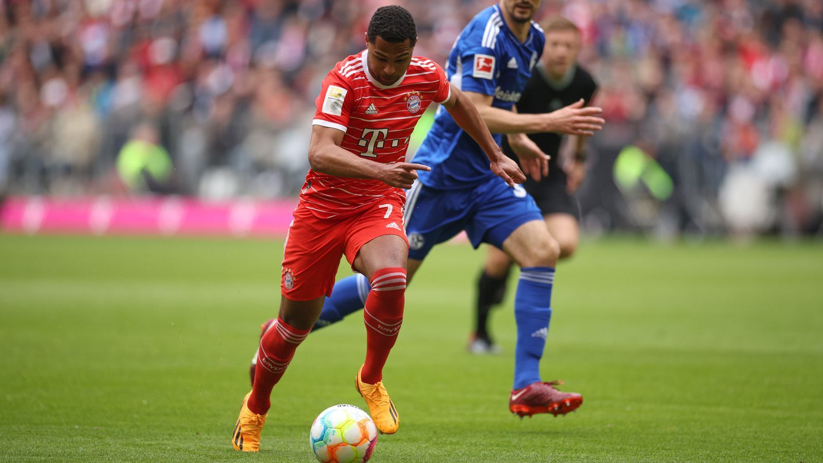 
                <strong>Serge Gnabry</strong><br>
                Feuert in der siebten Minute den ersten Torschuss der Partie ab. Lange Zeit glücklos, aber bei seinem ersten Treffer eiskalt und mit Übersicht. In manchen Situationen danach zu hektisch und wild unterwegs. Zeigt beim 4:0 aber dann wieder seine ganze Klasse. Darf sich bei seiner Auswechslung den Applaus der Fans abholen. ran-Note: 1
              