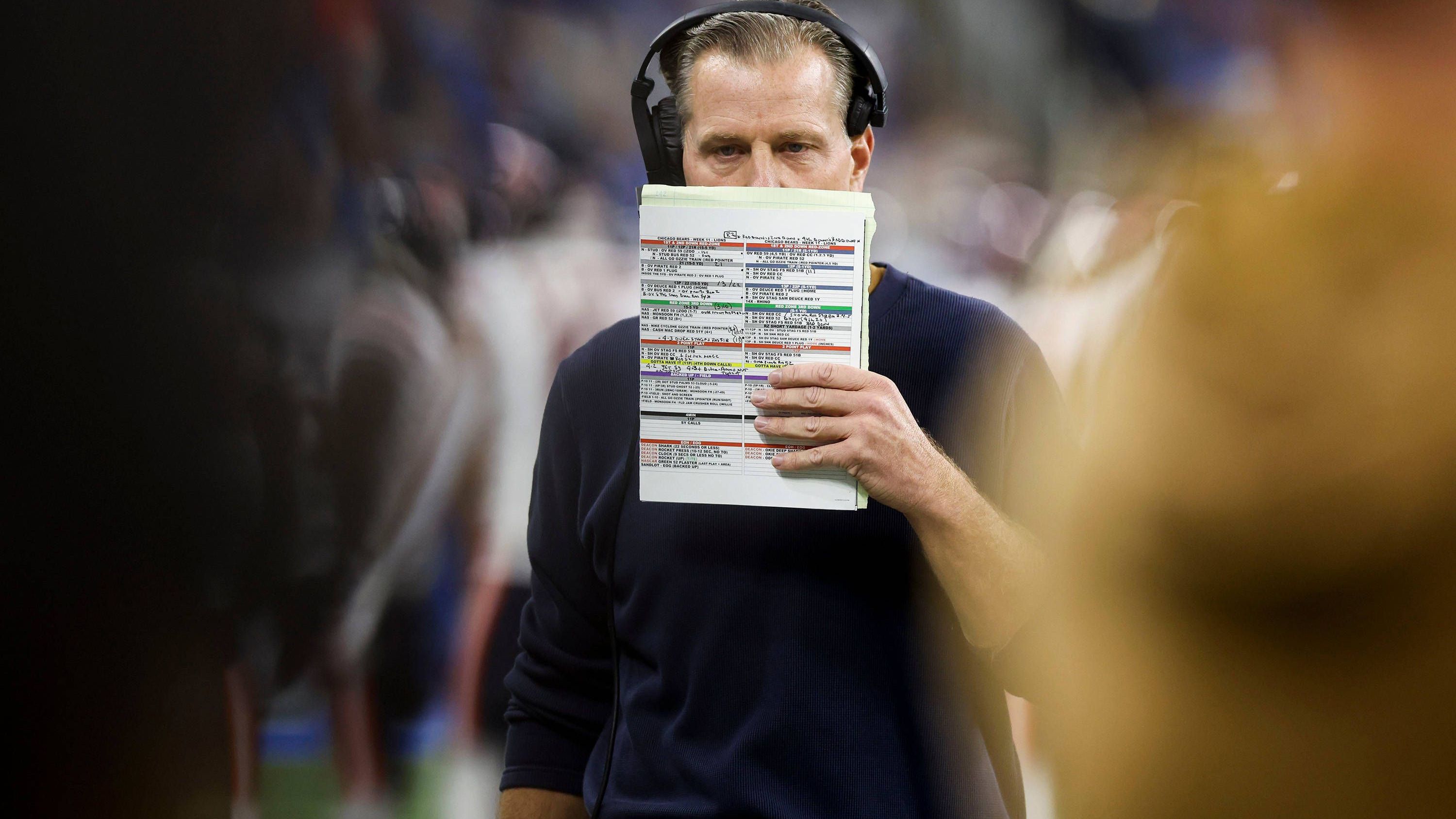 <strong>Wackelkandidat bei den Chicago Bears: Matt Eberflus</strong><br>Keine Frage, die Tendenz zeigt bei den Chicago Bears nach oben. Trotzdem gibt es Fragezeichen. Daran hat Head Coach Matt Eberflus (Bild) großen Anteil. Mit einer Bilanz von 7-9 ist das Team aus der Windy City trotzdem Letzter in der NFC North, Quarterback Justin Fields zeigt weiter enorme Höhen und Tiefen in seinem Spiel.