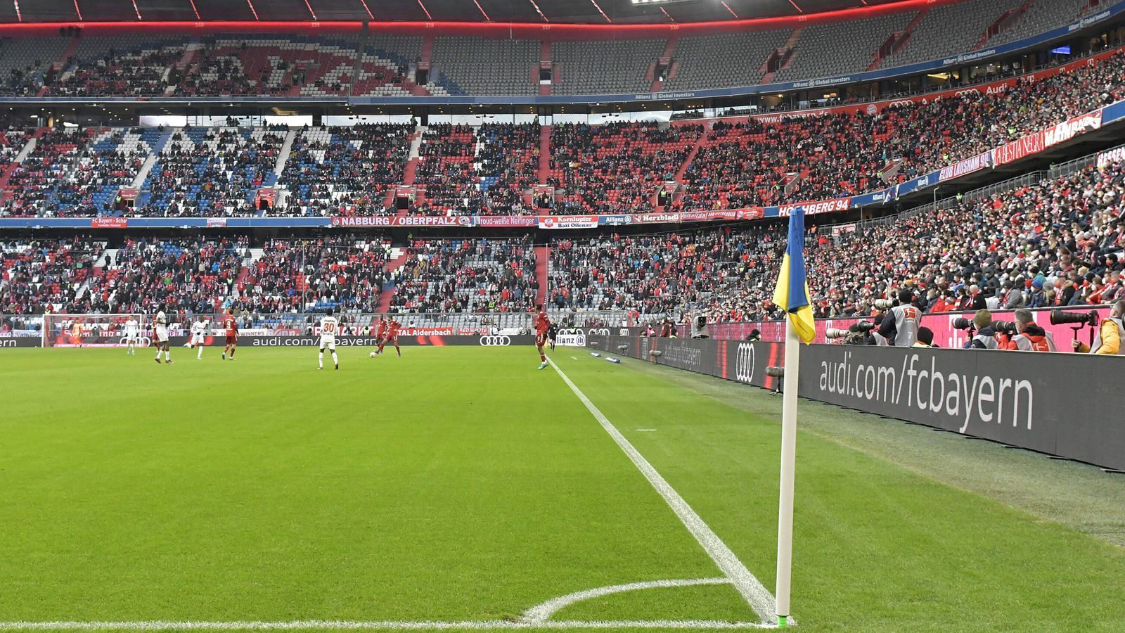 
                <strong>5. Die Fans müssen hinter der Mannschaft stehen</strong><br>
                Die Allianz Arena ist bekannt dafür, dass die Fans schnell ungeduldig werden, wenn es für den FC Bayern nicht rund läuft. Auch nach dem Spiel gegen Leverkusen waren einige Pfiffe zu hören. "Generell tun wir alle gut daran, nicht bei jedem Spiel, das nicht gewonnen wird oder nicht hundertprozentig in die richtige Richtung läuft, Weltuntergangsstimmung im Umfeld von Bayern München herzustellen. Das passiert leider zu schnell", ärgerte sich Nagelsmann bei "Sky": "Es ist einfach sehr, sehr unruhig. Das ist nicht nur dieses Jahr so. Das war glaube ich schon immer so. Es ist gut, wenn man ein paar Momente mal auch geschehen lässt und nicht direkt alles schwarzmalt." Gegen Salzburg kann die Mannschaft die Unterstützung der Fans auf jeden Fall gut gebrauchen.
              