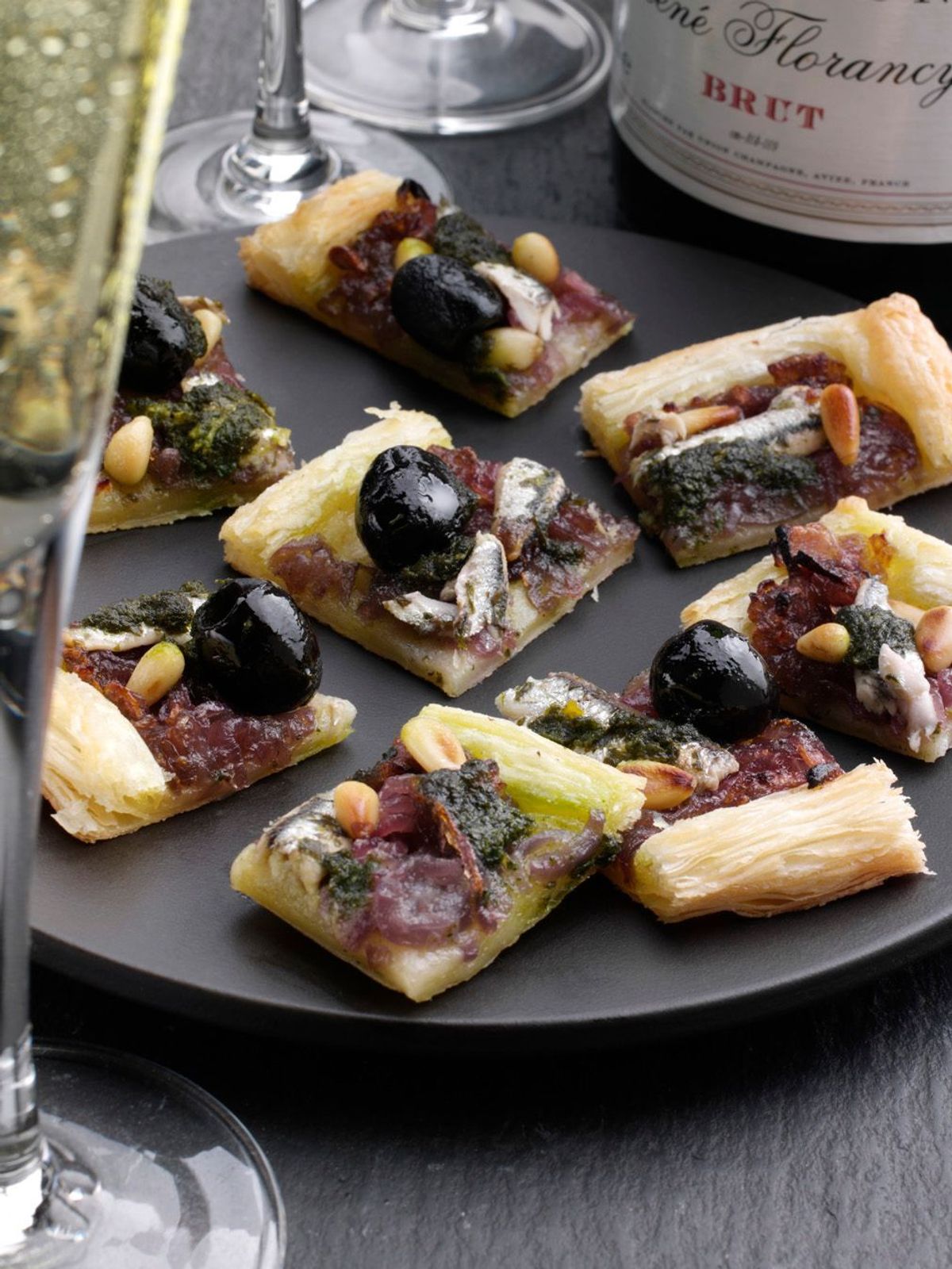 Enie backt: Rezept-Bild Würzige Blätterteig-Canapés