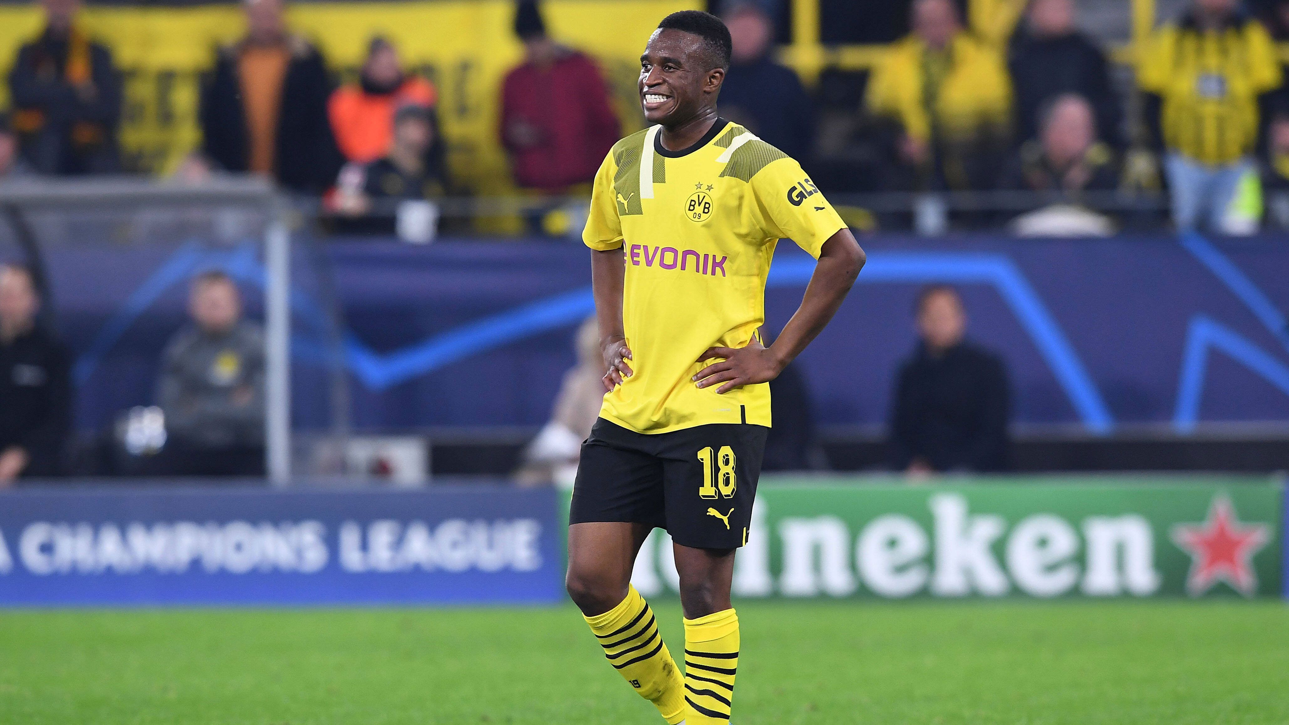 
                <strong>Youssoufa Moukoko</strong><br>
                Kommt ebenfalls in der 63. Minute aufs Feld und trifft mit der ersten Aktion gleich mal das Aluminium. Bedient in der 75. Minute Modeste stark, der die Chance nicht nutzen kann. Holt sich immer wieder Bälle aus dem Mittelfeld ab und leitet so Dortmunder Angriffe ein. ran-Note: 2
              