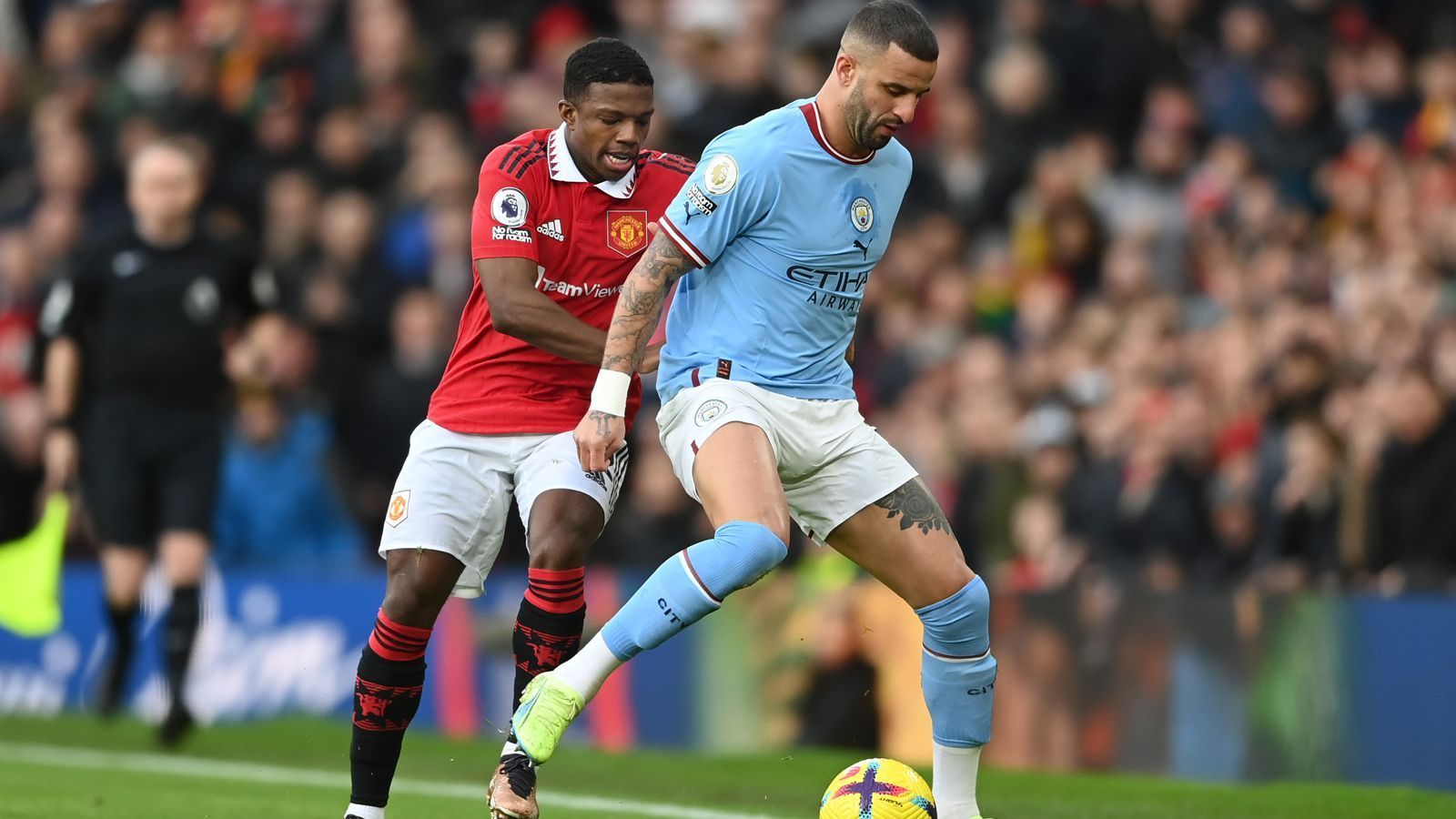 
                <strong>Kyle Walker (Manchester City)</strong><br>
                Rechtsverteidiger Kyle Walker spielt einmal mehr seinen Part sehr solide und ist in der 33. Minute sogar ganz entscheidend am Ball. Er klärt vor der Linie gegen Martial für den bereits geschlagenen Ederson. Und auch offensiv ist Walker durchaus gefährlich, zieht etwa kurz vor der Pause aus der Distanz ab – der Schuss geht nur knapp am Kasten vorbei. ran-Note: 3
              