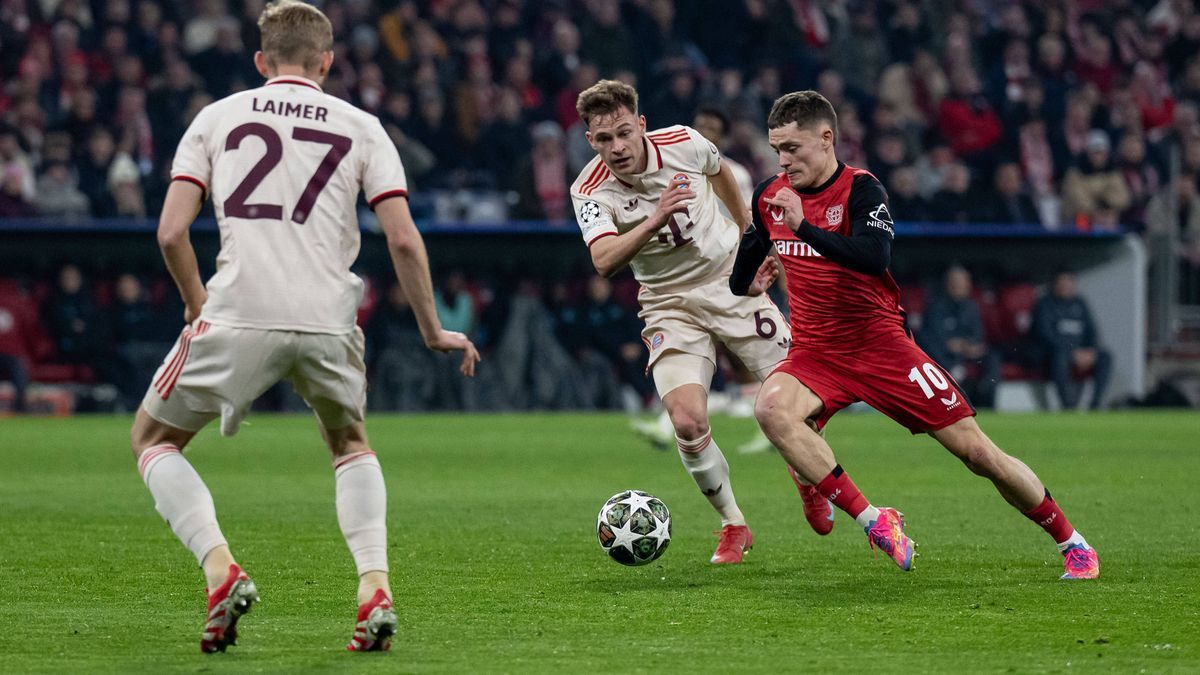 Kampf um den Ball Zweikampf zwischen Joshua Kimmich (FC Bayern Muenchen, 6) und Florian Wirtz (Bayer 04 Leverkusen, 10). GER, FC Bayern Muenchen vs. Bayer 04 Leverkusen, Fussball, Champions League,...