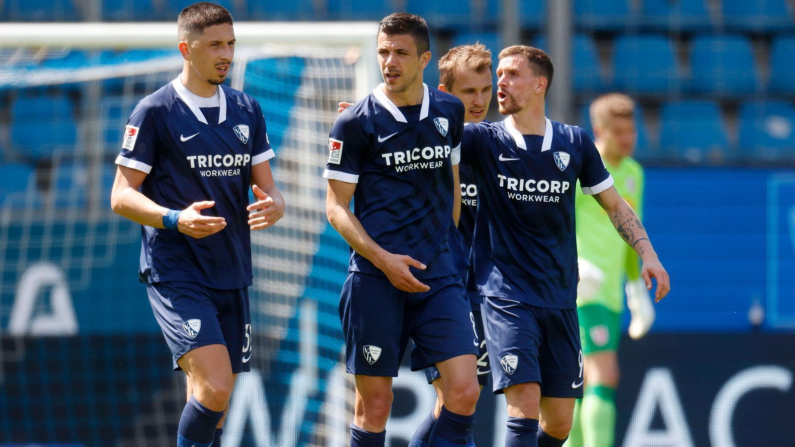 
                <strong>VfL Bochum kann den Aufstieg fixieren</strong><br>
                Für Tabellenführer VfL Bochum geht es am 33. Spieltag darum, den Aufstieg vorzeitig feiern zu können. Die Mannschaft von Trainer Thomas Reis liegt mit 63 Punkten auf Rang 1 und kann durch einen Sieg beim 1. FC Nürnberg definitiv das Erstliga-Ticket buchen. Wenn die auf Platz 3 liegenden Fürther ihr Spiel nicht gewinnen sollten, wäre Bochum der Aufstieg unabhängig vom eigenen Ergebnis sicher. Zuletzt spielte der VfL in der Saison 2009/10 in Deutschlands Fußball-Oberhaus, entwickelte sich seitdem zu einem Dauergast in der 2. Bundesliga. 
              