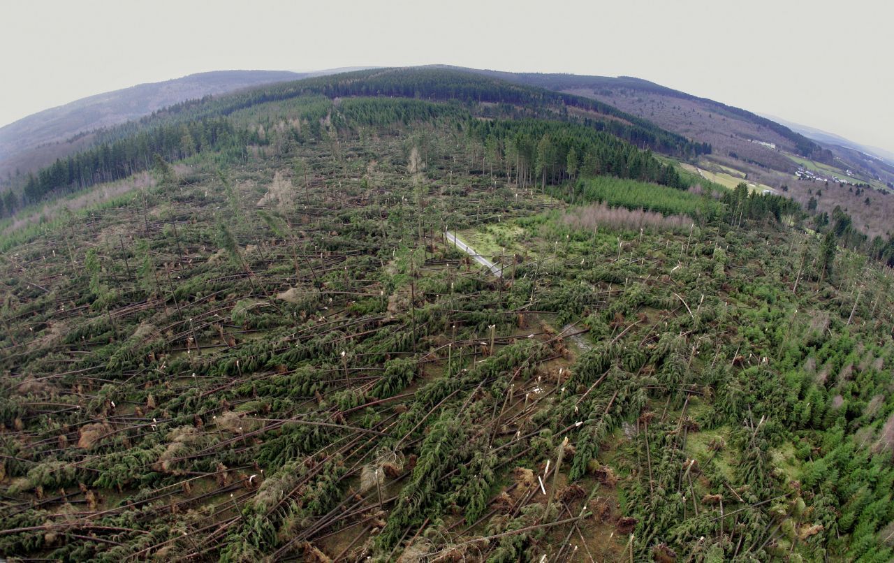 Im Januar 2007 wütete der Orkan Kyrill über Deutschland. Als die Windgeschwindigkeiten bei 205 Stundekilometer ankamen, rief der Landkreis Siegen-Wittgenstein in Nordrhein-Westfalen den Katastrophenfall aus.