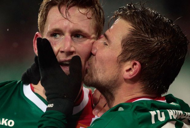 
                <strong>Überraschung der Hinrunde: FC Augsburg</strong><br>
                24 Punkte sammelt der FC Augsburg in der Hinrunde - genau so viele wie in den vergangenen beiden Vorrunden zusammen. Damit lässt das Team von Trainer Markus Weinzierl Vereine wie den VfB Stuttgart, Werder Bremen, den Hamburger SV oder Eintracht Frankfurt hinter sich
              
