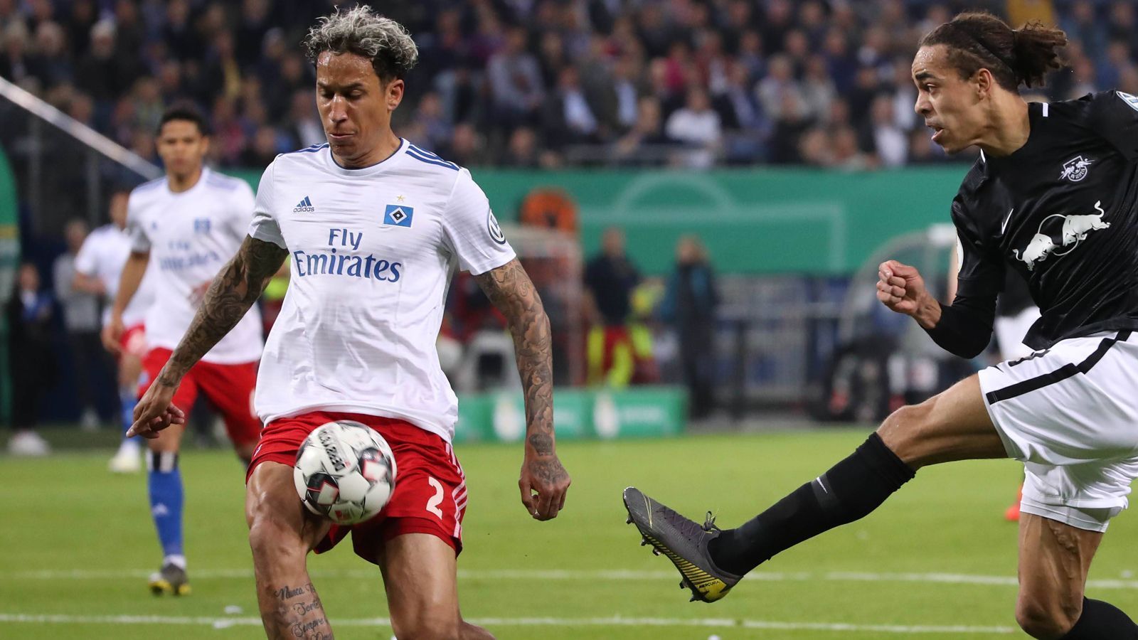 
                <strong>Leo Lacroix (Hamburger SV)</strong><br>
                Geht beim Kopfball von Poulsen vom Mann weg, anstatt zu stören. Ist auch sonst nicht immer auf der Höhe. ran-Note: 4
              