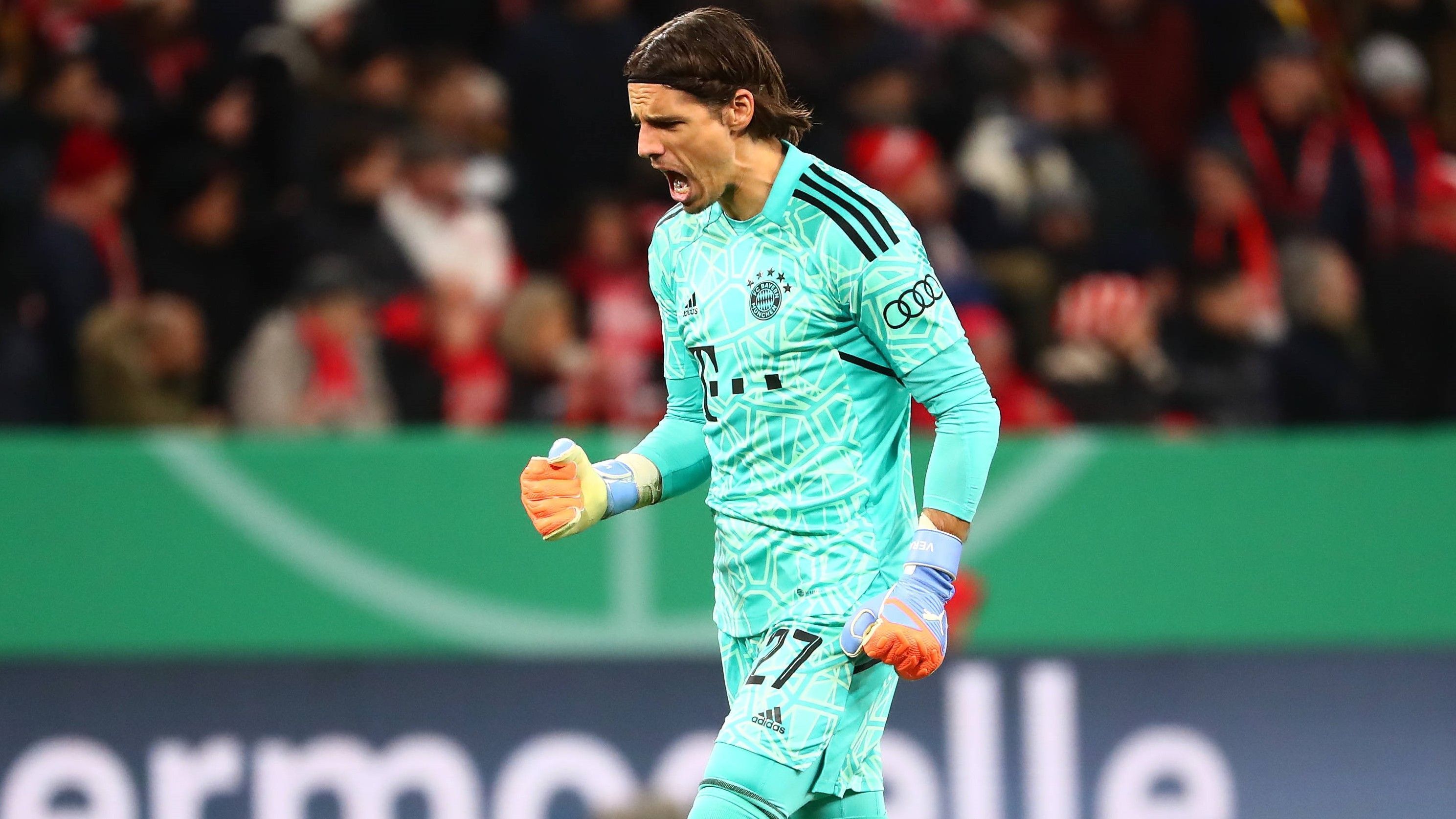 
                <strong>Yann Sommer</strong><br>
                Einen Ersatz für Manuel Neuer zu finden, ist nie eine leichte Aufgabe. Erschwert wird alles noch, wenn sie im winterlichen Transferfenster gelöst werden soll. Dass das Tor des FC Bayern nun (zwischenzeitlich) von Yann Sommer beschützt wird, ist ein klarer Erfolg. Die Ablösesumme von acht Millionen Euro ist zwar sehr hoch für einen Spieler, der nur noch ein halbes Jahr gebunden war. Aber die Münchner befanden sich in der deutlich unterlegenen Verhandlungsposition. Sie hatten Zeitdruck, kaum Alternativen und die Gladbacher wussten das. Brazzo-Note: 1
              