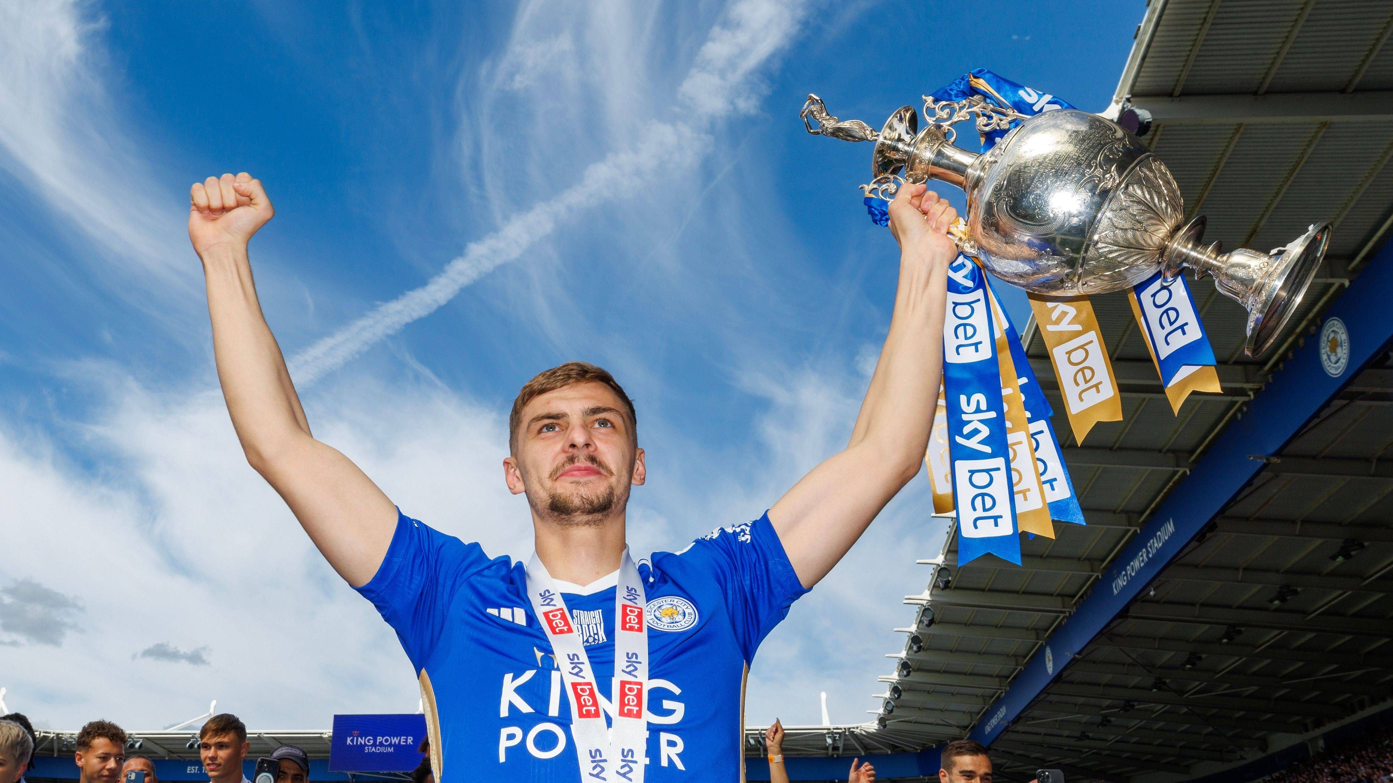 <strong>Kiernan Dewsbury-Hall (FC Chelsea)</strong><br>Mit Leicester City einen Titel gewonnen und dann der Transfer nach Chelsea, das kommt einem bekannt vor. Wie N'Golo Kante wechselt Kiernan Dewsbury-Hall von den "Foxes" zu den "Blues". Chelsea überweist über 35 Millionen Euro nach Leicester für den 25 Jahre alten Achter.