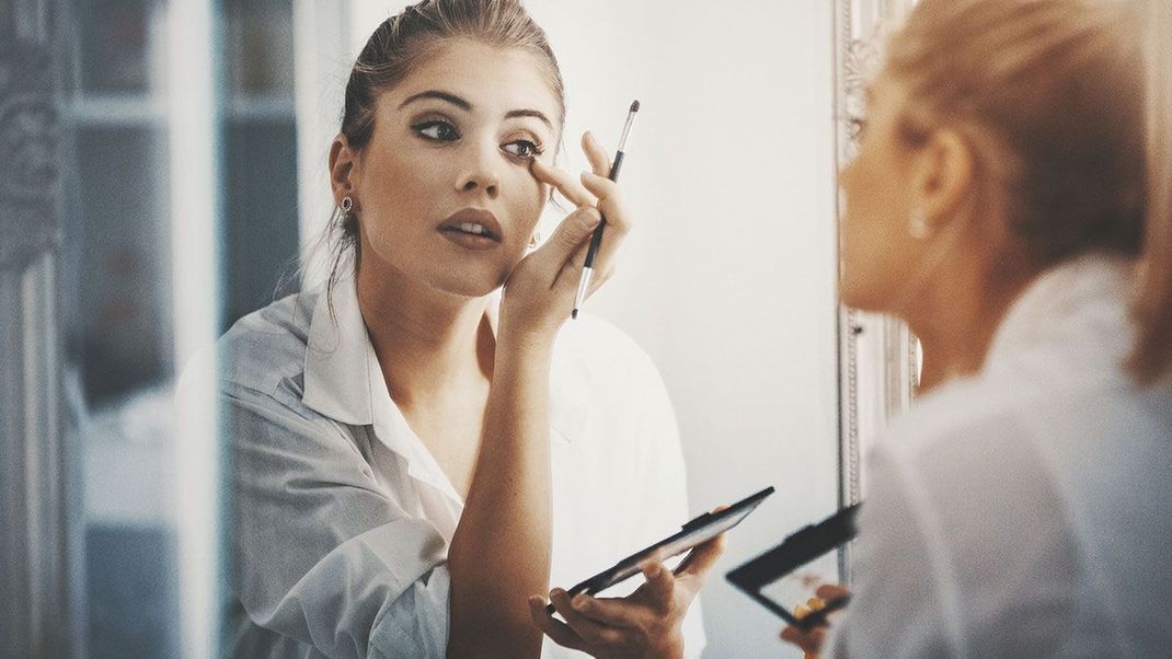 Schwarzer Kajal, Eyeliner-Brush und Co. – hier lest ihr, was ihr für das angesagte Augen-Make-up benötigt!