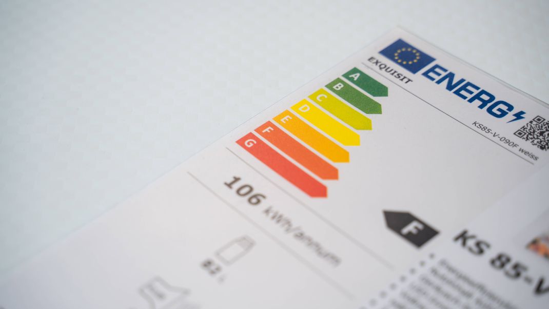 Das Energielabel der EU kennzeichnet, ob ein Haushaltsgerät eher viel oder wenig Strom verbraucht. Du findest es oft auch am Geschirrspüler als Aufkleber. A ist die beste Effiziensklasse.