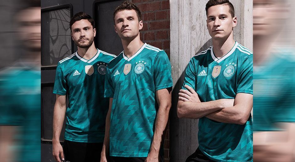 
                <strong>WM 2018</strong><br>
                Wie beim Heimtrikot orientiert man sich auch auswärts am Stil von 1990. Weicht das DFB-Team farblich aus, wird man Joachim Löws Truppe in Grün sehen. Kaum vorstellbar, dass man ausgerechnet gegen Mexiko die "Boys in Green" geben wird.
              