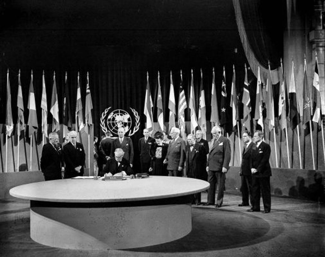 Die Charta der Vereinten Nationen wurde am 26. Juni 1945 in San Francisco unterzeichnet. Seitdem gilt sie als Verfassung der UN und Basis für deren rechtliche Entscheidungen.