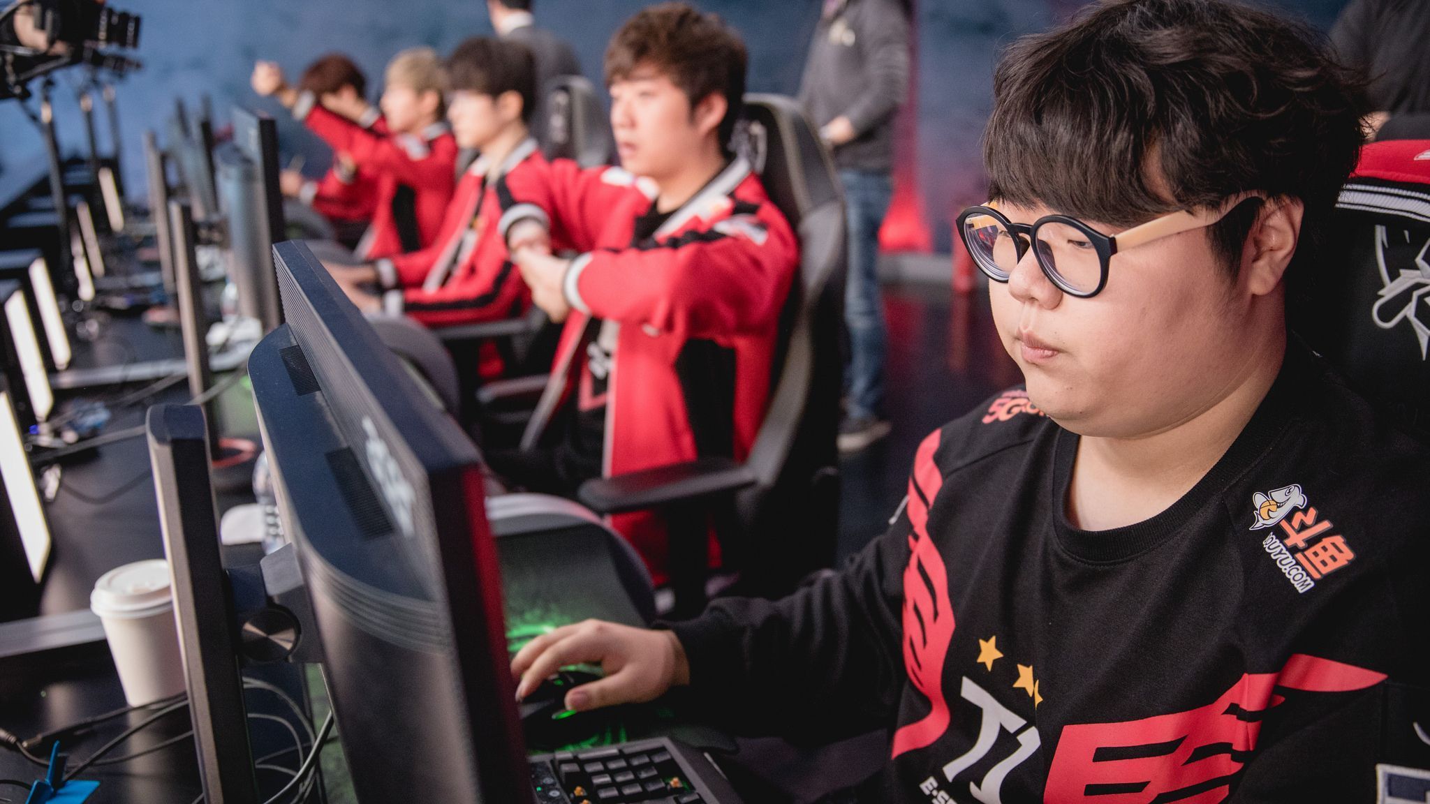 
                <strong>Jae-Wan 'Wolf' Lee - 913.084 US-Dollar</strong><br>
                Zwei Mal gewann er die Weltmeisterschaft, vier Mal die höchste koreanische Liga: 'Wolf' ist einer der erfolgreichsten League of Legends-Spieler in der Geschichte des Games. Aufgrund gesundheitlicher Probleme saß er zuletzt allerdings nur auf der Ersatzbank. Nun wechselt er in die Türkei.
              