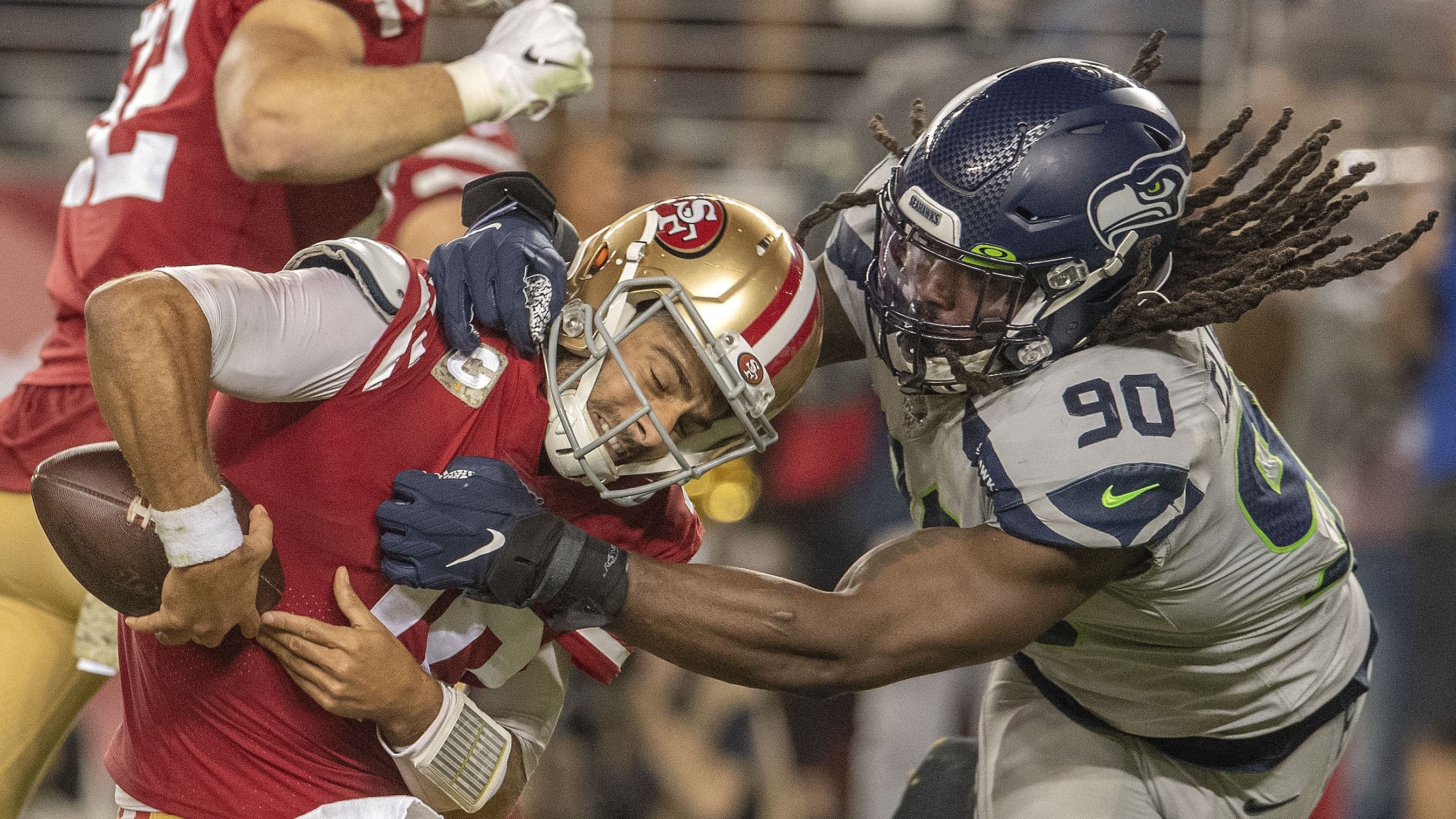 
                <strong>Gewinner: Defense der Seahawks</strong><br>
                Statement-Sieg der Seattle Seahawks im Overtime-Krimi gegen die bis dato ungeschlagenen San Francisco 49ers. Besonders die Defense der Seahawks spielte stark, angeführt von Defensive End Jadeveon Clowney, der mit einem Sack, fünf Quarterback Hits und einem Touchdown einen ganz starken Abend erwischte.
              