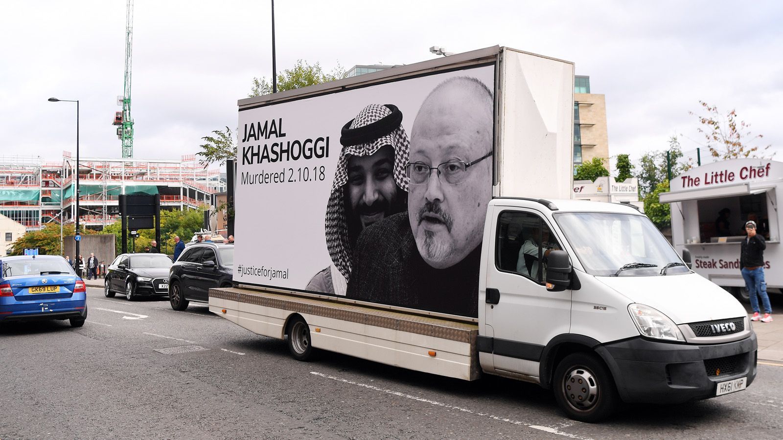 
                <strong>Dauer-Protest vor dem Stadion?</strong><br>
                Übrigens: Die Plakataktion vor dem Stadion könnte zum Dauerprotest gegen die neuen Investoren werden. Labour-Politiker McDougall will so viele Spenden einsammeln, dass der Plakatwagen bei jedem Heimspiel den St. James' Park umrunden kann.
              