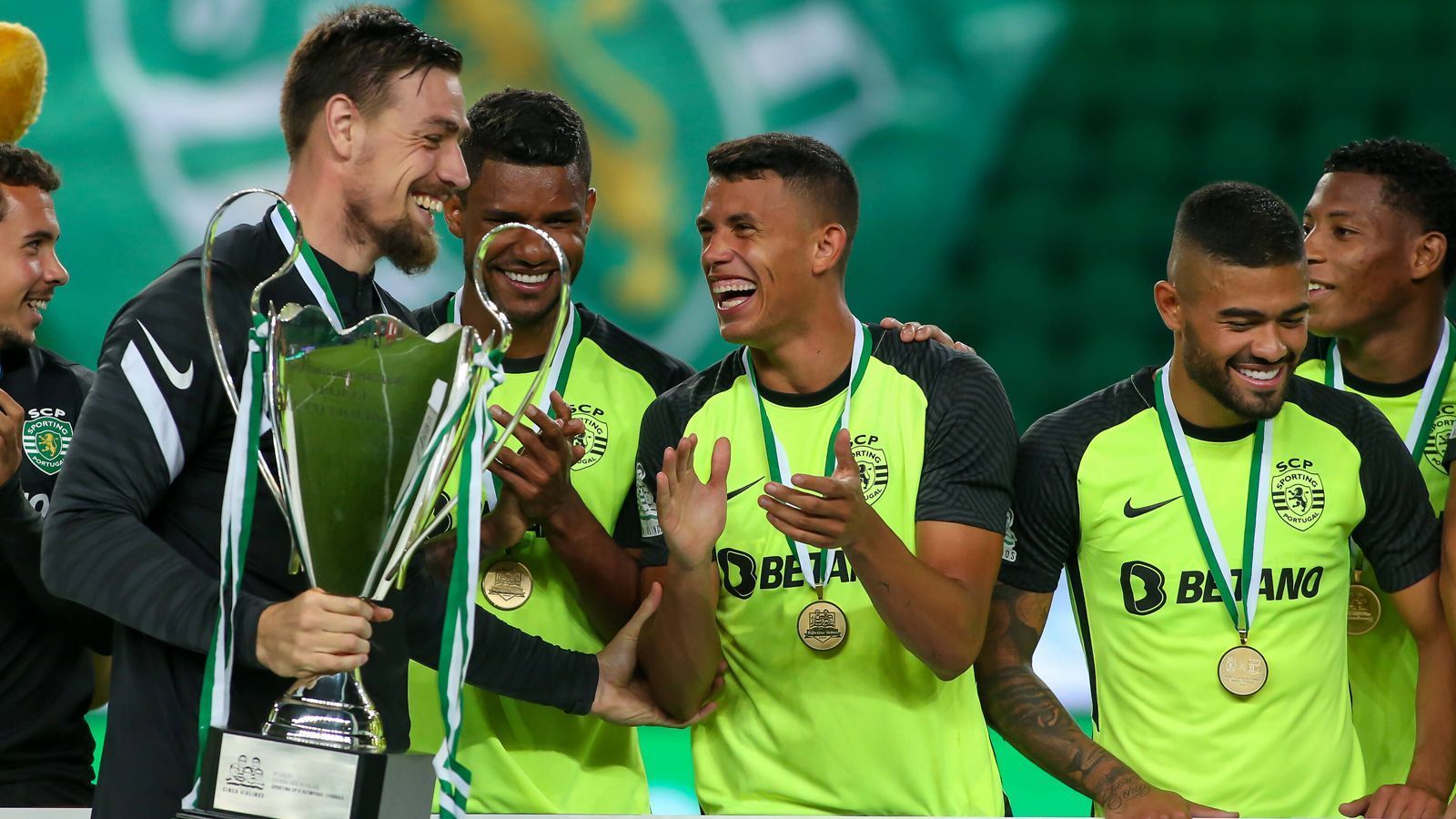 
                <strong>Sporting Lissabon (Portugal)</strong><br>
                Das Warten hatte ein Ende, erstmals seit 2002 konnte Sporting Lissabon wieder über einen Meistertitel in Portugal jubeln. Damit schaffte es der Hauptstadt-Klub auch direkt in die Champions-League-Gruppenphase.
              