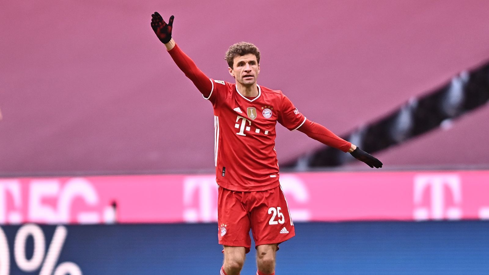 
                <strong>Thomas Müller</strong><br>
                Herausragendes Spielverständnis bei seinem doppelten Doppelpass mit Sane, wodurch Müller das 2:0 einleitet. Keine Minute danach mit der perfekten Flanke zum nächsten Treffer durch Lewandowski. Unglaublich auch sein Pensum in der Arbeit gegen den Ball, Müller läuft gefühlt im Alleingang Davies' Platzverweis weg. Kurz vor dem Ende mit den zu dem Zeitpunkt meisten Ballaktionen, Pässen und Zweikämpfen auf Seiten der Münchner ausgewechselt. ran-Note: 1
              