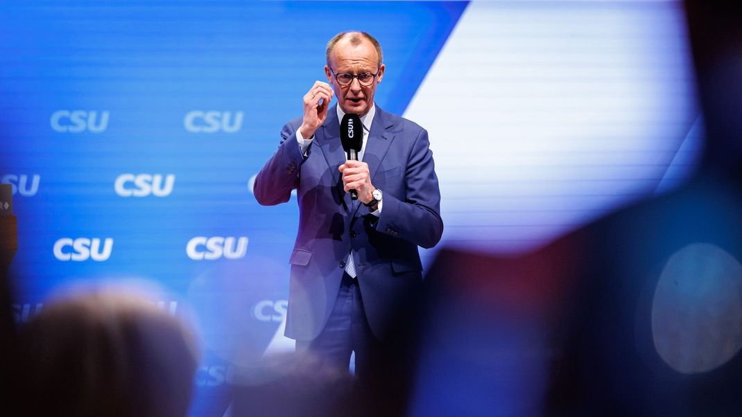 Merz spricht auf dem Parteitag der CSU im bayerischen Nürnberg.