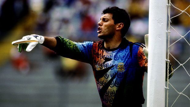 
                <strong>Sergio Goycochea</strong><br>
                9. Platz: Sergio Goycochea (52) war von 1988 bis 1994 Argentiniens Nationaltorwart. Er wurde als Elfmeterkiller von den Gegnern gefürchtet. Den Beweis dafür trat er bei der WM 1990 im Viertelfinale gegen Jugoslawien und im Halbfinale gegen Italien an. Beide Spiele entschied Argentinien erst im Elfmeterschießen für sich, wobei Goycochea jeweils zwei Elfmeter der Gegner parierte. Im Finale war er dann gegen Andy Brehme chancenlos. In Wieses Top 10 ist er trotzdem dabei.
              