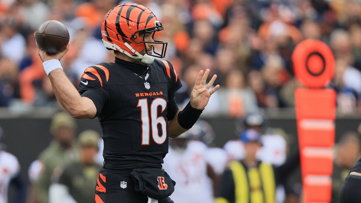 NFL, American Football Herren, USA Chicago Bears at Cincinnati Bengals Nov 2, 2025; Cincinnati, Ohio, USA; Cincinnati Bengals quarterback Joe Flacco (16) throws a pass against the Chicago Bears dur...