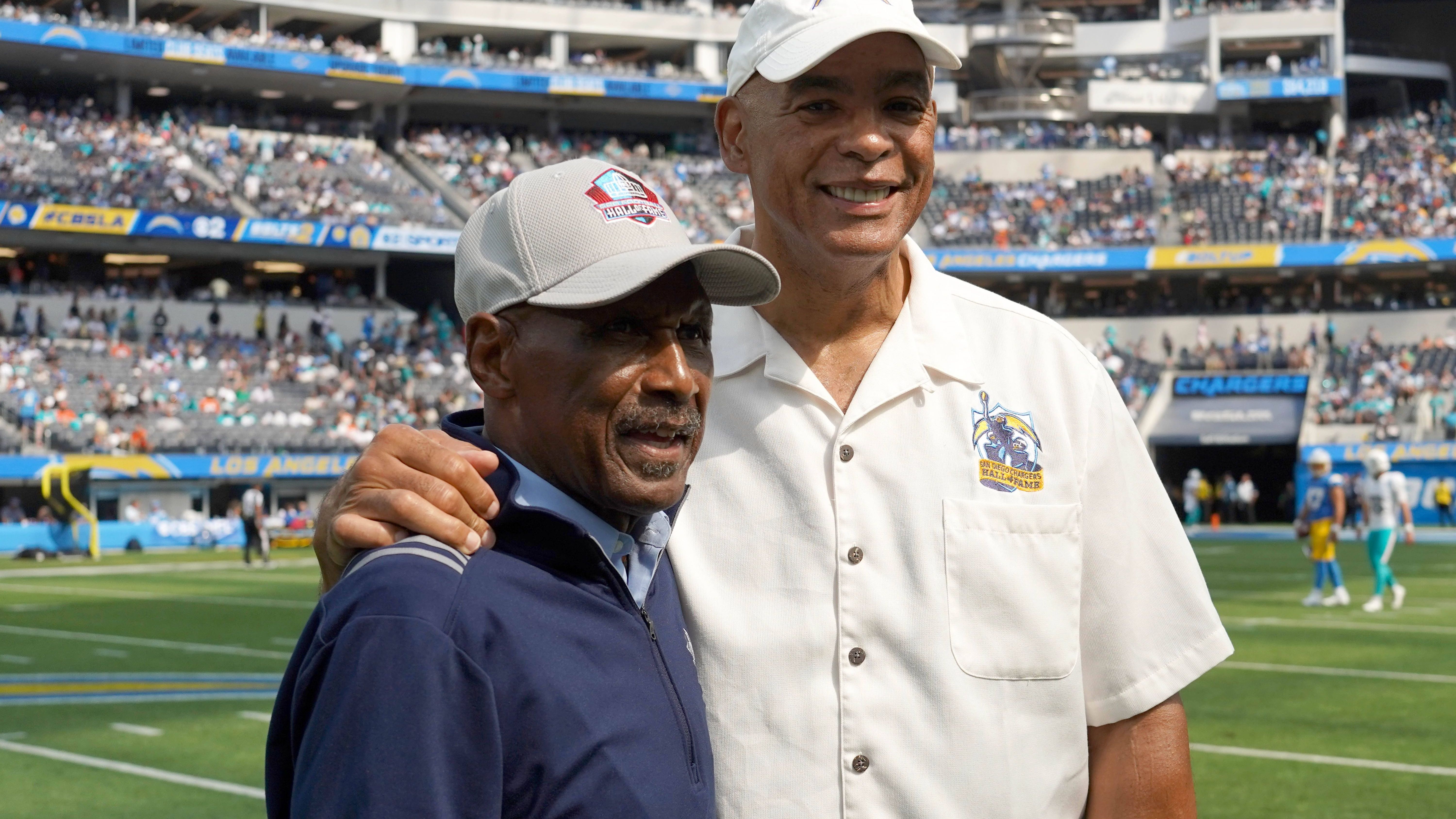 <strong>San Diego Chargers (1980)</strong><br>Aber welchen Trios ist der dreifache Tausender bislang gelungen? Die ersten waren die San Diego Chargers in der Spielzeit 1980. Hall of Fame-Tight-End Kellen Winslow (1.290 Yards, rechts), Hall of Fame-Receiver Charlie Joiner (1.132 Yards, links) und Wide Receiver John Jefferson (1.340 Yards, nicht im Bild) stellten die historische Bestmarke als erstes auf.&nbsp;