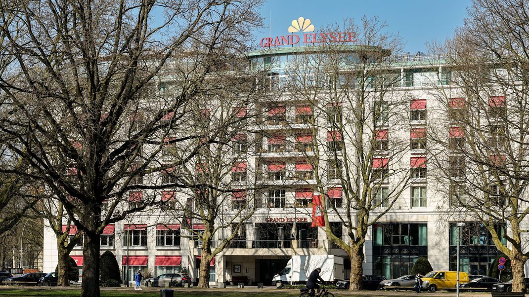 Polizeibeamte haben das Elysée-Hotel im Hamburger Stadtteil Rotherbaum gestürmt.