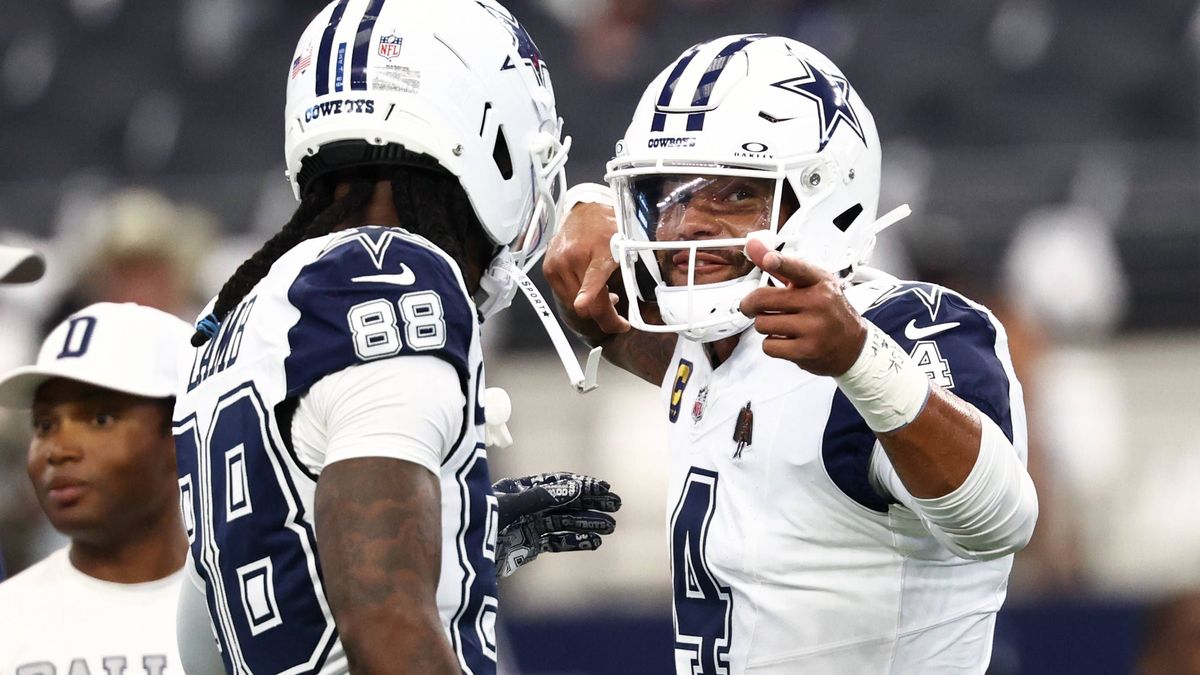 NFL, American Football Herren, USA Washington Commanders at Dallas Cowboys Oct 19, 2025; Arlington, Texas, USA; Dallas Cowboys quarterback Dak Prescott (4) speaks with wide receiver Ceedee Lamb (88...