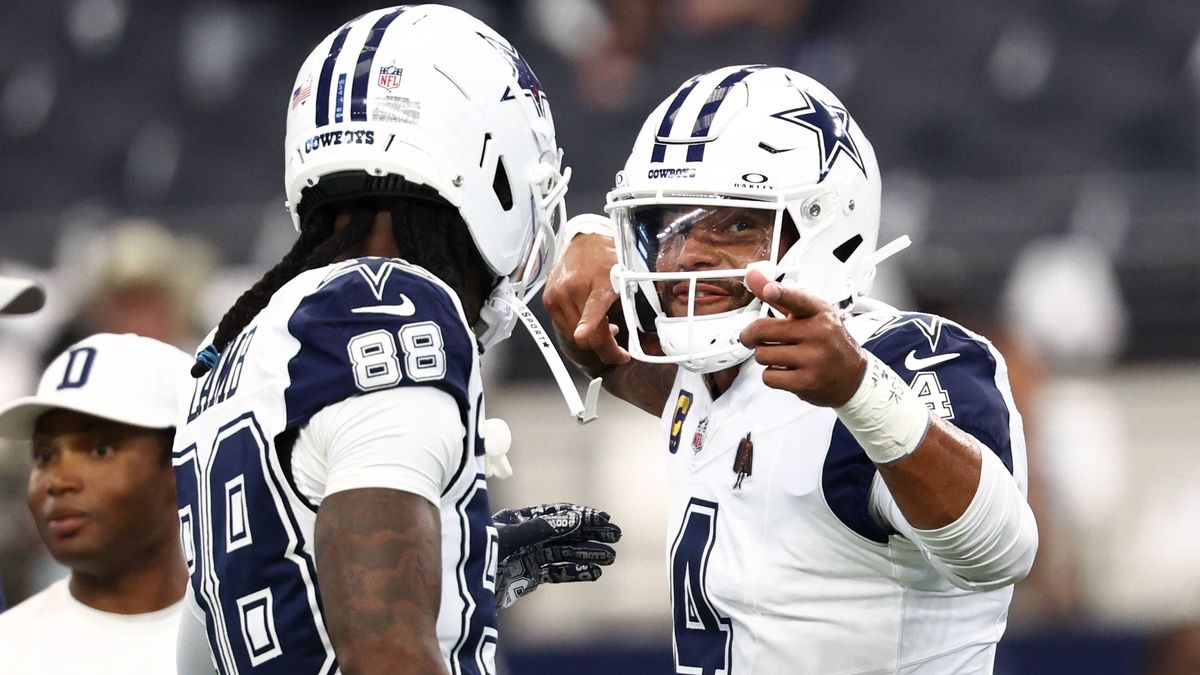 NFL, American Football Herren, USA Washington Commanders at Dallas Cowboys Oct 19, 2025; Arlington, Texas, USA; Dallas Cowboys quarterback Dak Prescott (4) speaks with wide receiver Ceedee Lamb (88...