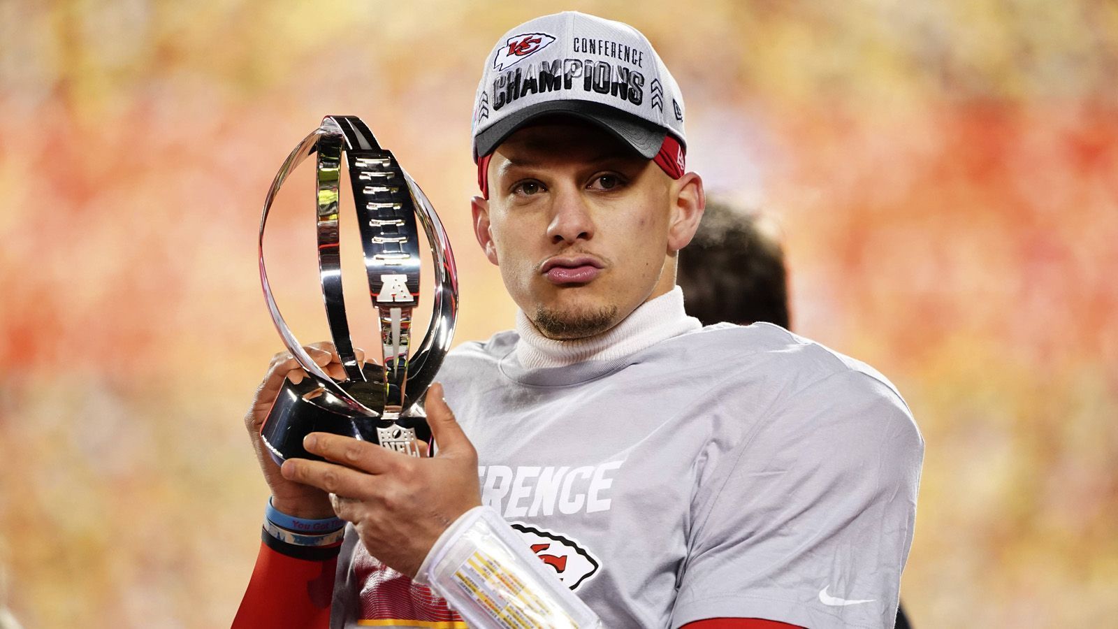 
                <strong>Patrick Mahomes der Nächste? Chiefs-Superstar muss den MVP-Fluch im Super Bowl fürchten</strong><br>
                Ob Tom Brady, Peyton Manning oder Cam Newton: Der MVP-Fluch im Super Bowl scheint real. Die vergangenen neun Titelträger, die anschließend im Endspiel um die Vince Lombardy Trophy standen, haben alle verloren. Der nächste Kandidat, der diesen Fluch nun brechen will, ist Patrick Mahomes. Der Quarterback erhielt die Auszeichnung als wertvollster Spieler in dieser Saison bereits zum zweiten Mal. Am kommenden Sonntag  (ab 22:25 live auf ProSieben und ran.de) hat er die Chance, gegen die Philadelphia Eagles zum ersten Spieler dieses Jahrtausends zu werden, der als amtierender MVP auch den Super Bowl gewinnt. ran blickt auf Mahomes' Vorgänger, die dem Fluch zum Opfer gefallen sind.
              