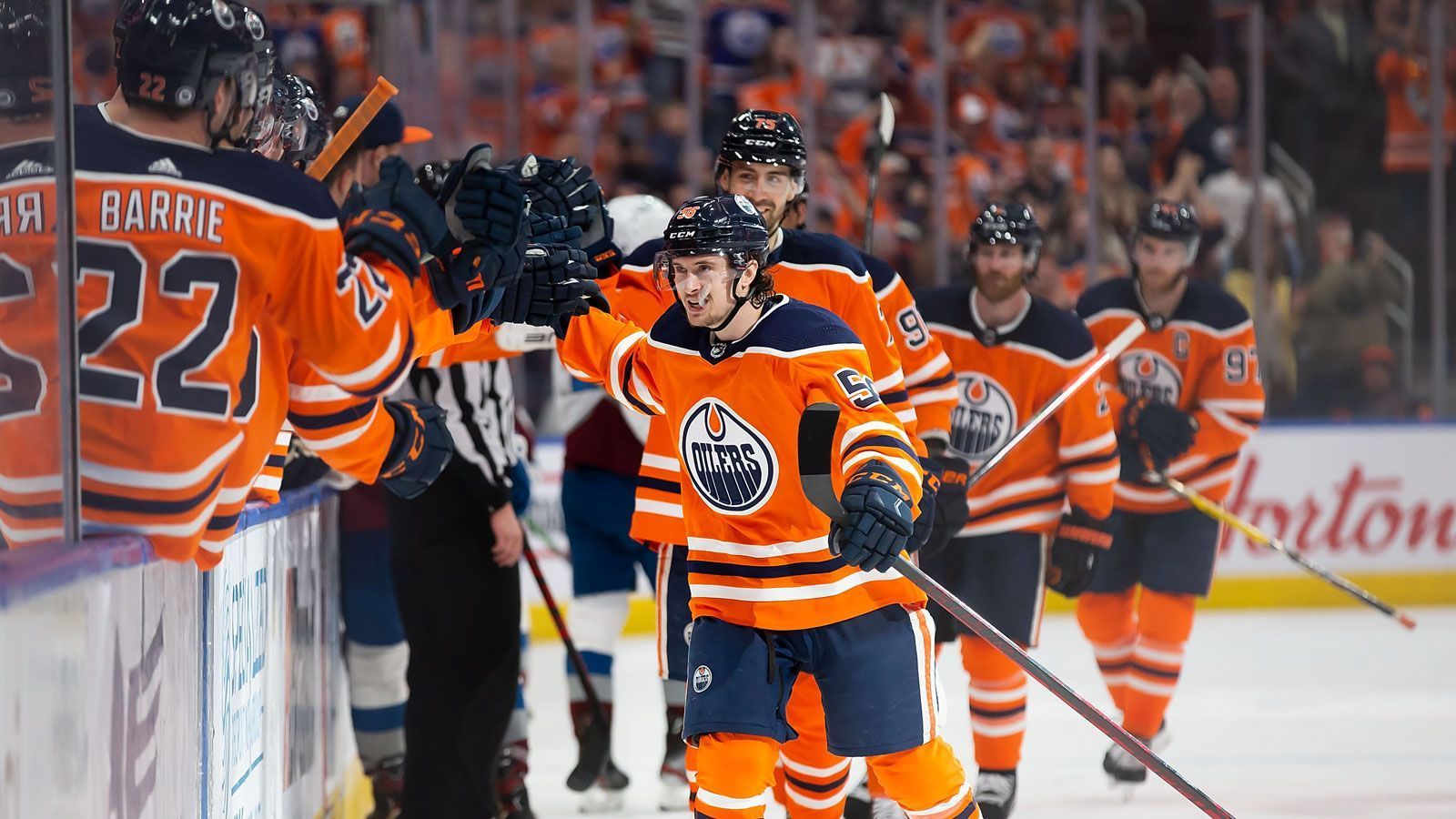 
                <strong>Edmonton Oilers (Western Conference)</strong><br>
                &#x2022; Bilanz: 47-27-6<br>&#x2022; Punkte: 100<br>&#x2022; Top-Scorer: Connor McDavid mit 122 Punkten<br>&#x2022; Erster Gegner: Los Angeles Kings<br>
              