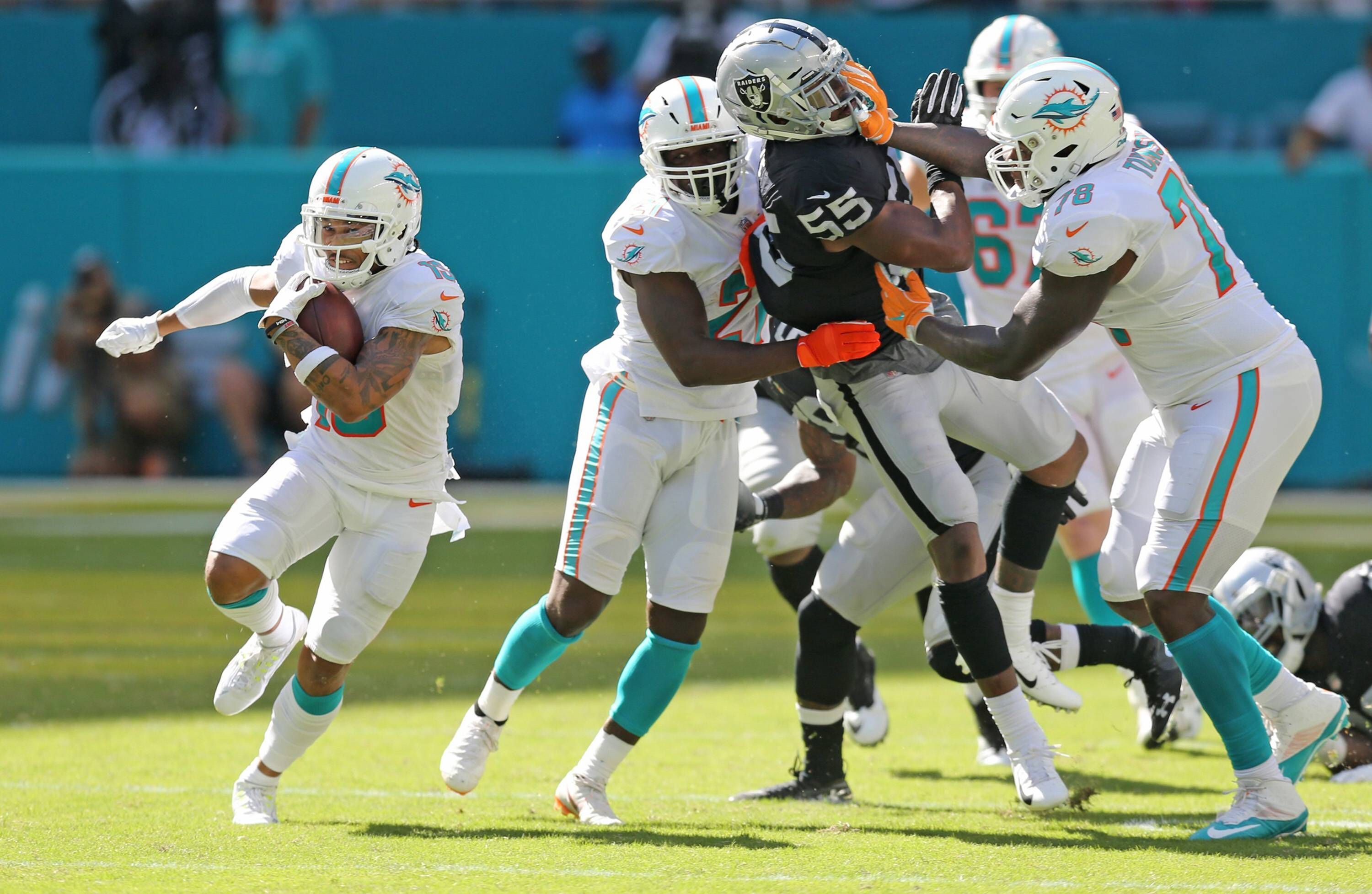 
                <strong>Miami Dolphins</strong><br>
                Cap Space ist vorhanden, der unbedingte Druck, bei Running Backs wie Kenyan Drake oder Frank Gore auf der Position etwas machen zu müssen, hingegen nicht. Trotzdem: Ein 3-0-Start ist ein starker Anfang, und mit einem Bell-Trade könnte man die Position in der AFC East zementieren. Sportlich ein Gewinn, könnte Bells schwieriger Charakter ein starkes Ausschlusskriterium sein.
              