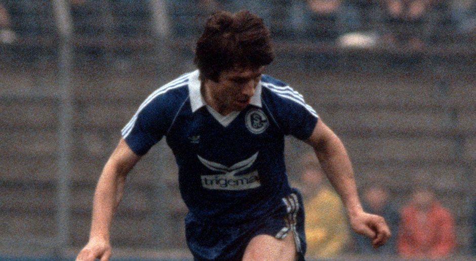 
                <strong>Schalke 04 (1981)</strong><br>
                1965 Letzter aber trotzdem von der Erweiterung der Bundesliga gerettet. 1981 dann der Absturz - nach 55 Jahren Erstklassigkeit. Bis zum Triumph der "Eurofighter" im UEFA-Pokal 1997 geht's rauf und wieder runter, danach folgen drei Pokalsiege. Trauriger Höhepunkt ist die Meisterschaft der Herzen 2001, sogar Macho Rudi Assauer weint. 
              