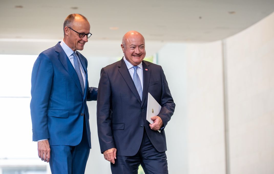 Bundeskanzler Friedrich Merz (links) nimmt neben Christian Stocker, Bundeskanzler von Österreich, am Pressestatement teil. Stocker und Merz waren zu Gesprächen im Bundeskanzleramt zusammengetroffen. 