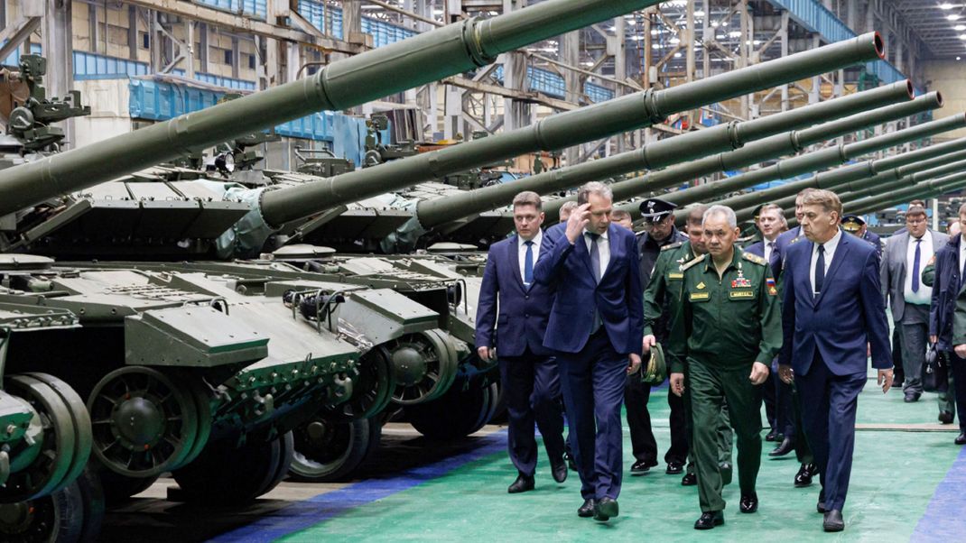 Der ehemalige russische Verteidigungsminister Sergej Schoigu besucht ein Unternehmen des militärisch-industriellen Komplexes in der Region Omsk, das Panzer und schwere Flammenwerfersysteme herstellt.