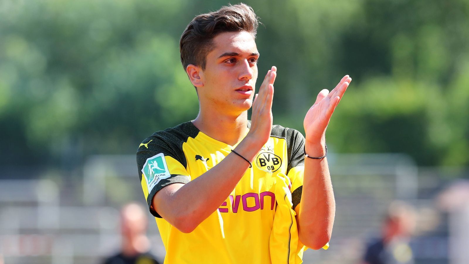 
                <strong>Griechischer Toptorjäger spielte beim BVB</strong><br>
                Griechenlands Toptorjäger Argyris Kampetsis spielte für den Borussia Dortmund. Von Sommer 2017 bis Sommer 2018 war er für die 2. Mannschaft des BVB aktiv, blieb in 14 Regionalligaspielen allerdings torlos. Seit 2018 steht Kampetsis bei Panathinaikos unter Vertrag. Vergangene Spielzeit erzielte er zwei Tore in 20 Super-League-Spielen. Nach fünf U21-Spielen steht der Mittelstürmer bei vier Treffern - in der Slowakei (3-4 im März 2019) und gegen San Marino (5-0 im Juni 2019) traf der 20-Jährige jeweils doppelt.
              